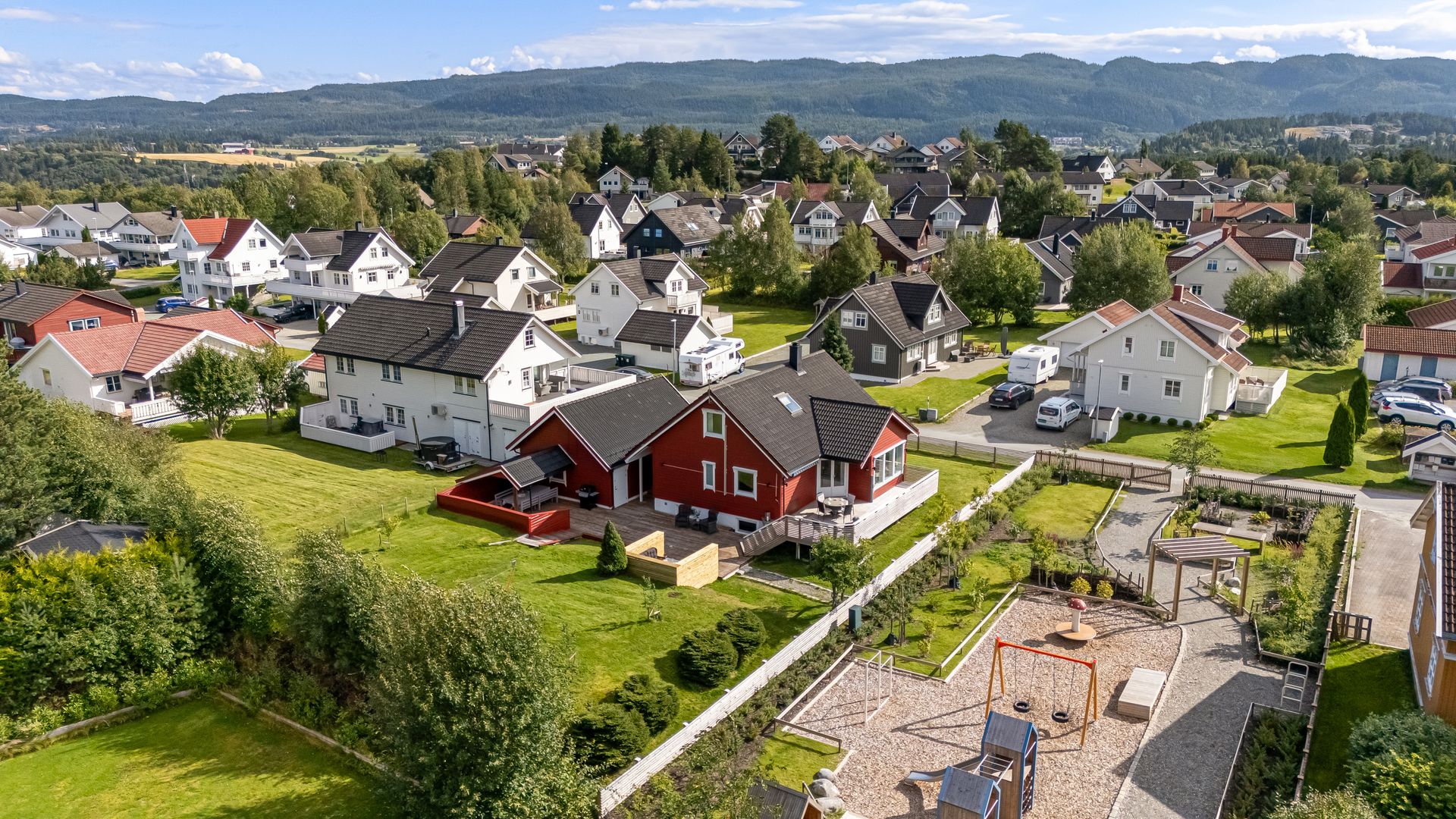 En romslig enebolig og garasje på en ellers stor tomt. Bilde nummer 3 av 3