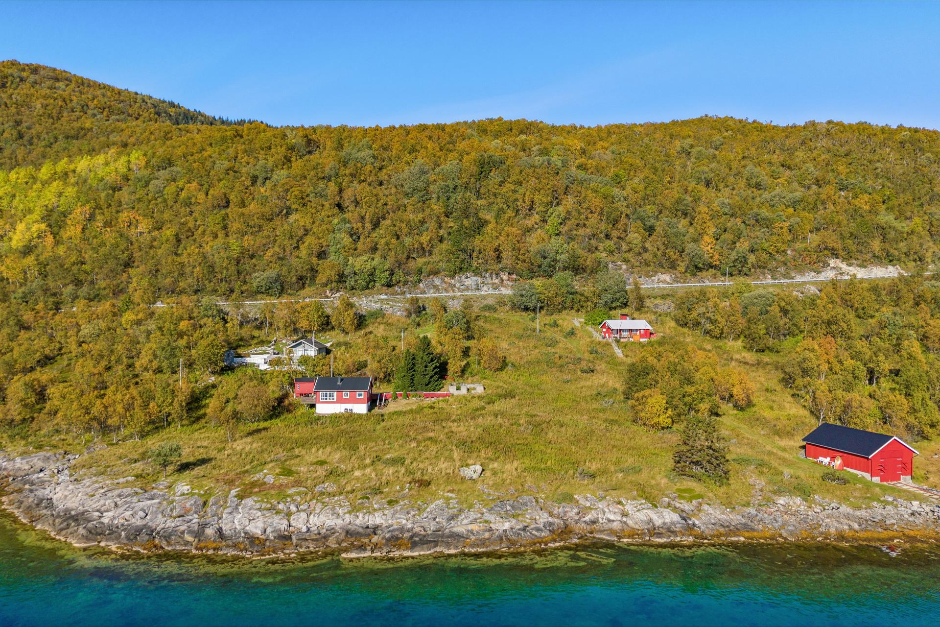  Eiendommen har en romslig tomt på ca. 22,5 mål. Bilde nummer 3 av 3