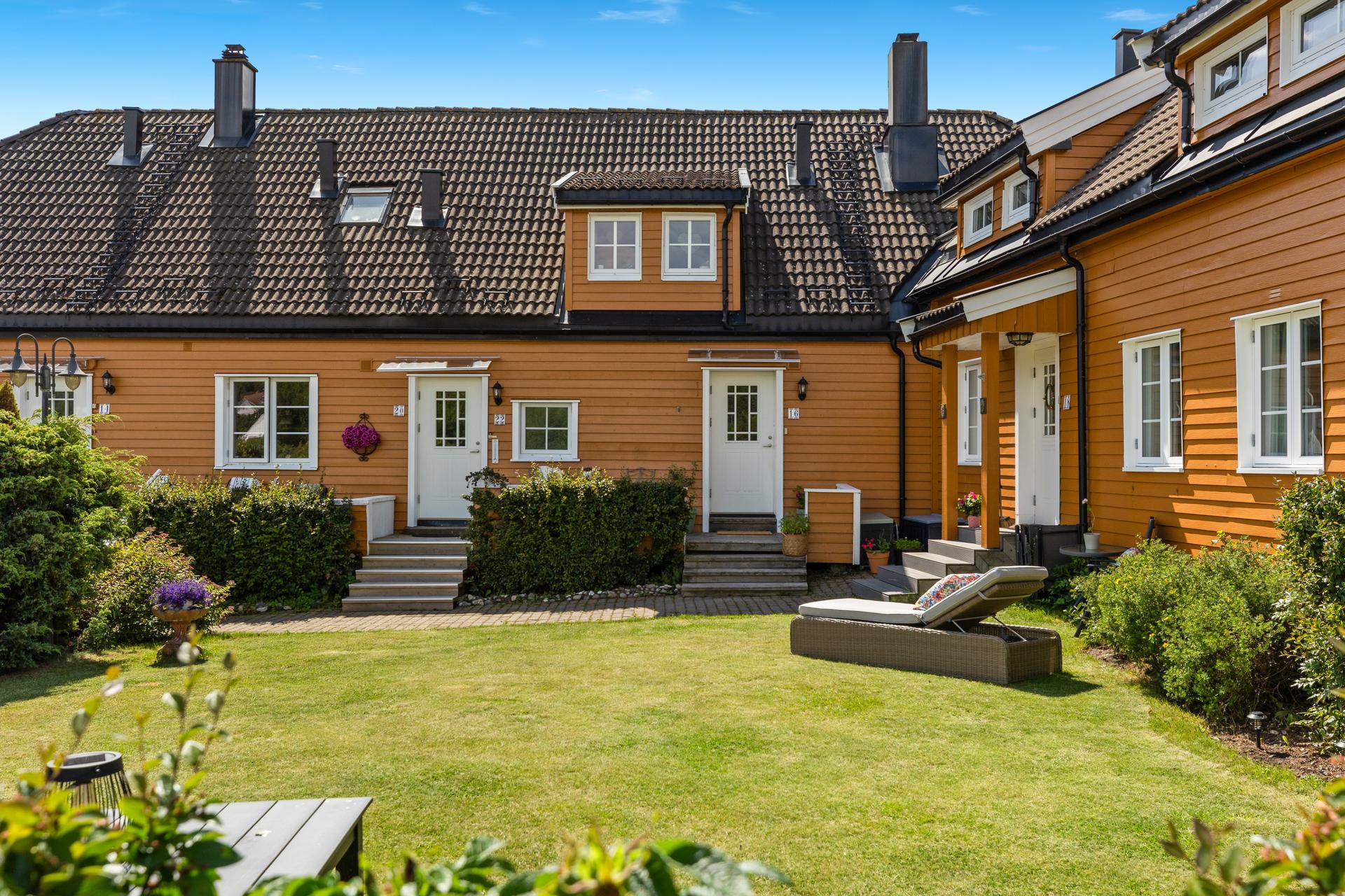 Leiligheten er beliggende i et ærverdig og sjarmerende boligbygg mitt i hjertet av Larkollen.. Bilde nummer 3 av 3