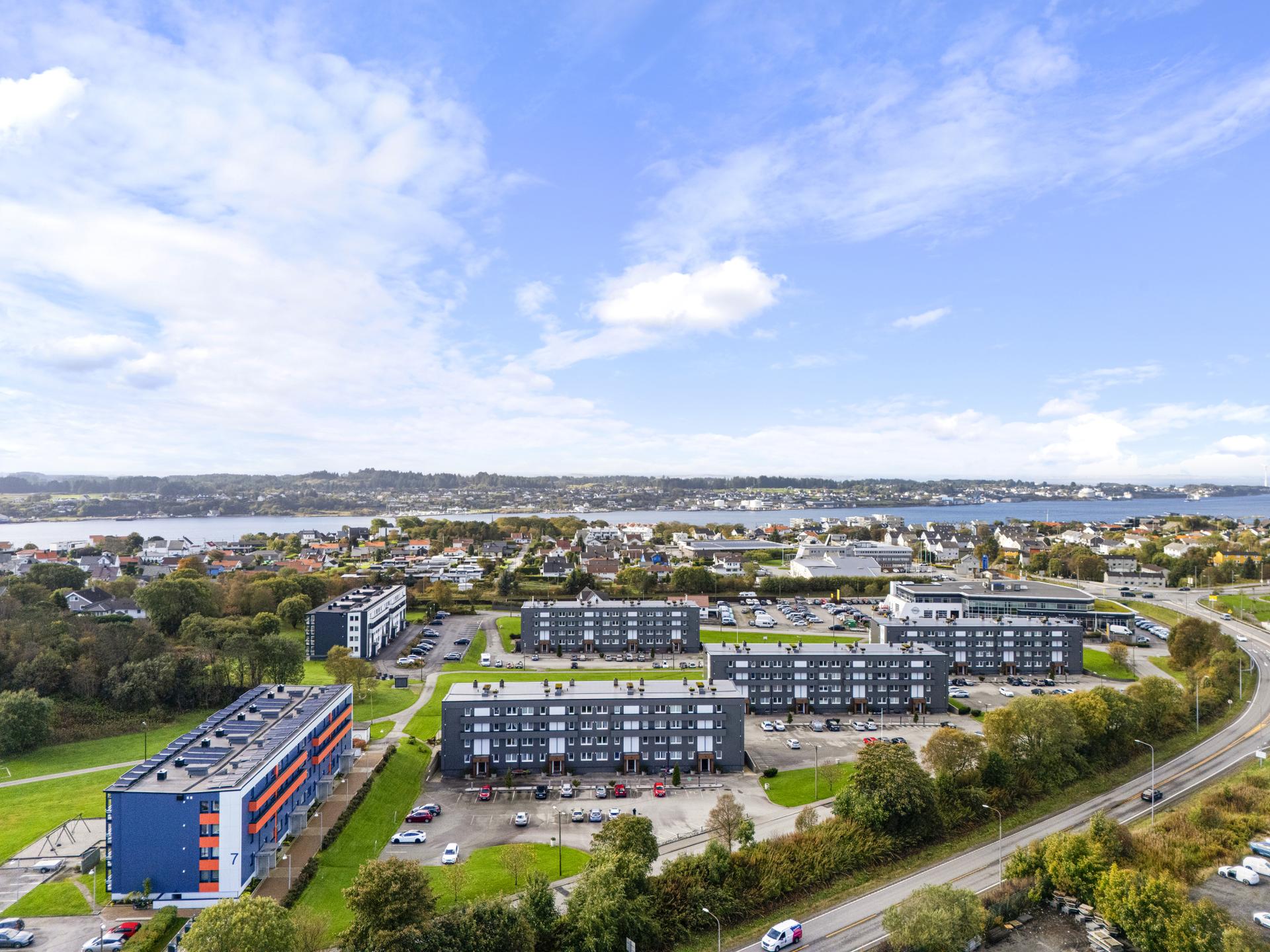 Beliggenheten er helt ypperlig for deg som ønsker å bo med nærhet til alt man behøver i det daglige. Bilde nummer 3 av 3