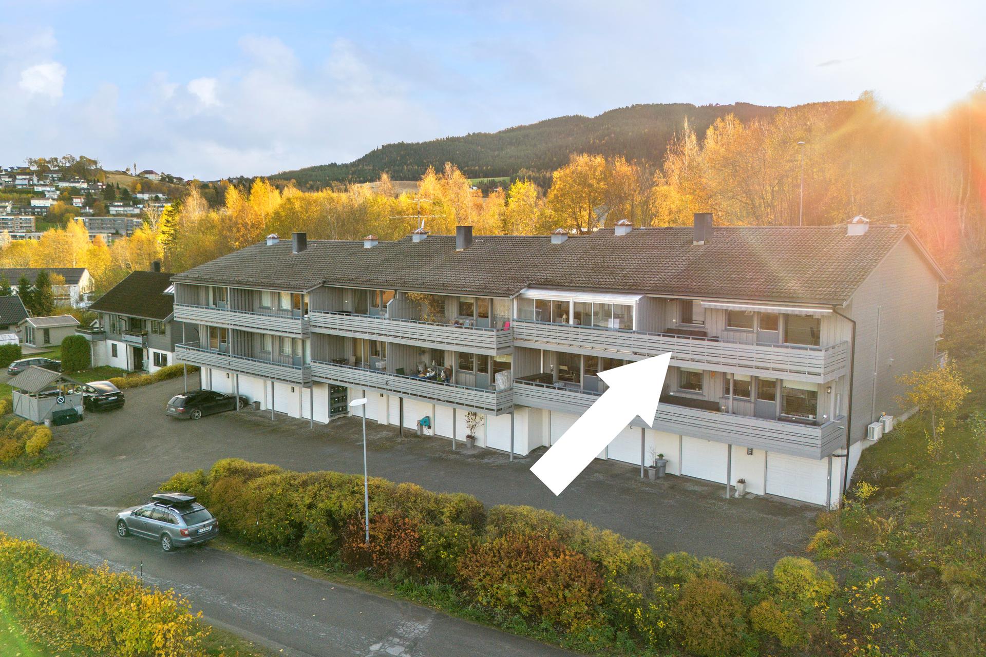 Stilren treromsleilighet med sjøutsikt, garasjeplass og sentral beliggenhet. . Bilde nummer 3 av 3
