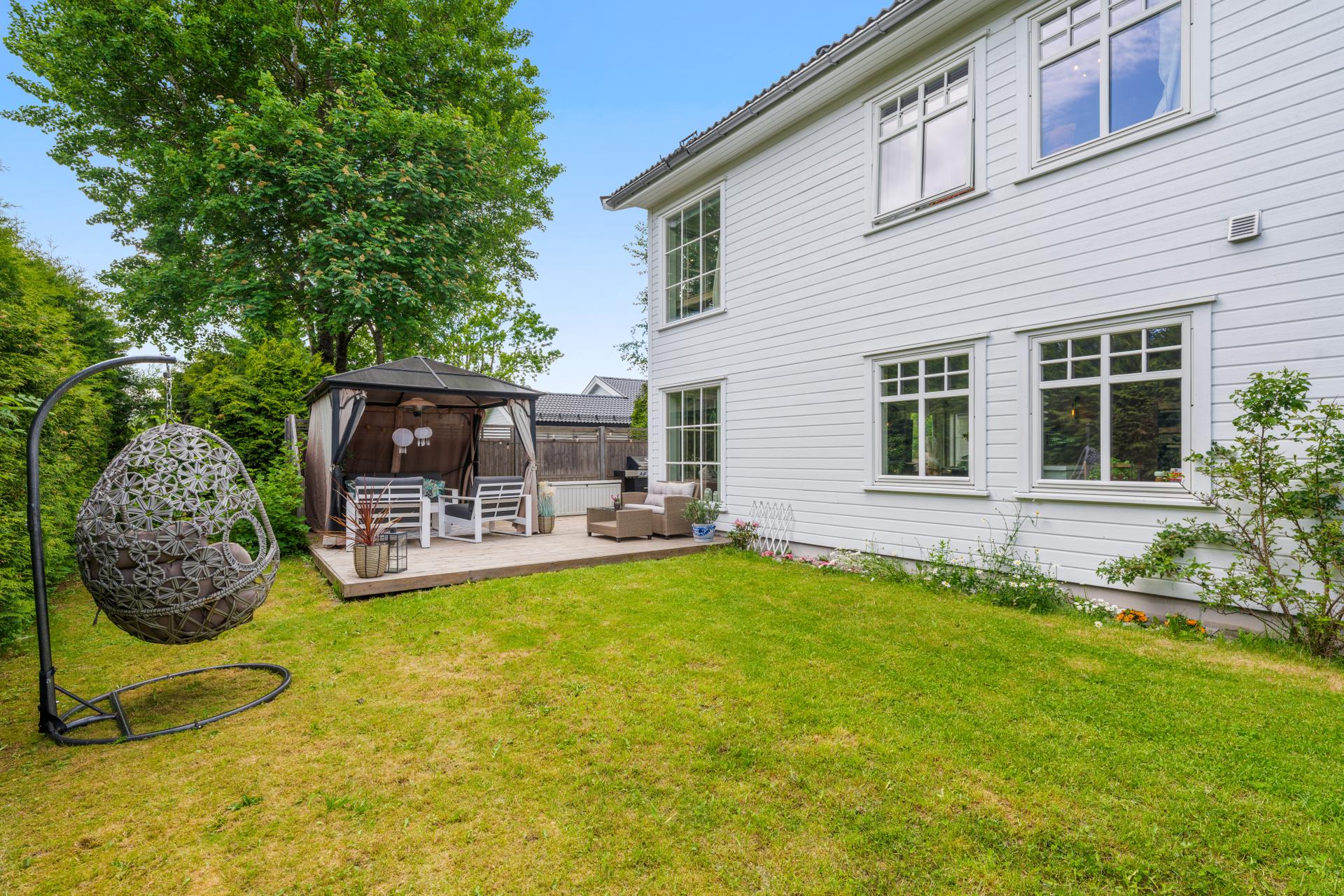 Den private hagen gir rikelig med boltreplass for hele familien.. Bilde nummer 2 av 3