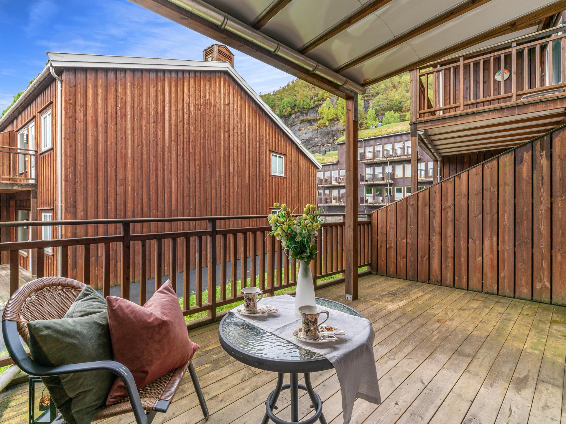 Selveierleilighet med stor, delvis overbygget terrasse. . Bilde nummer 3 av 3