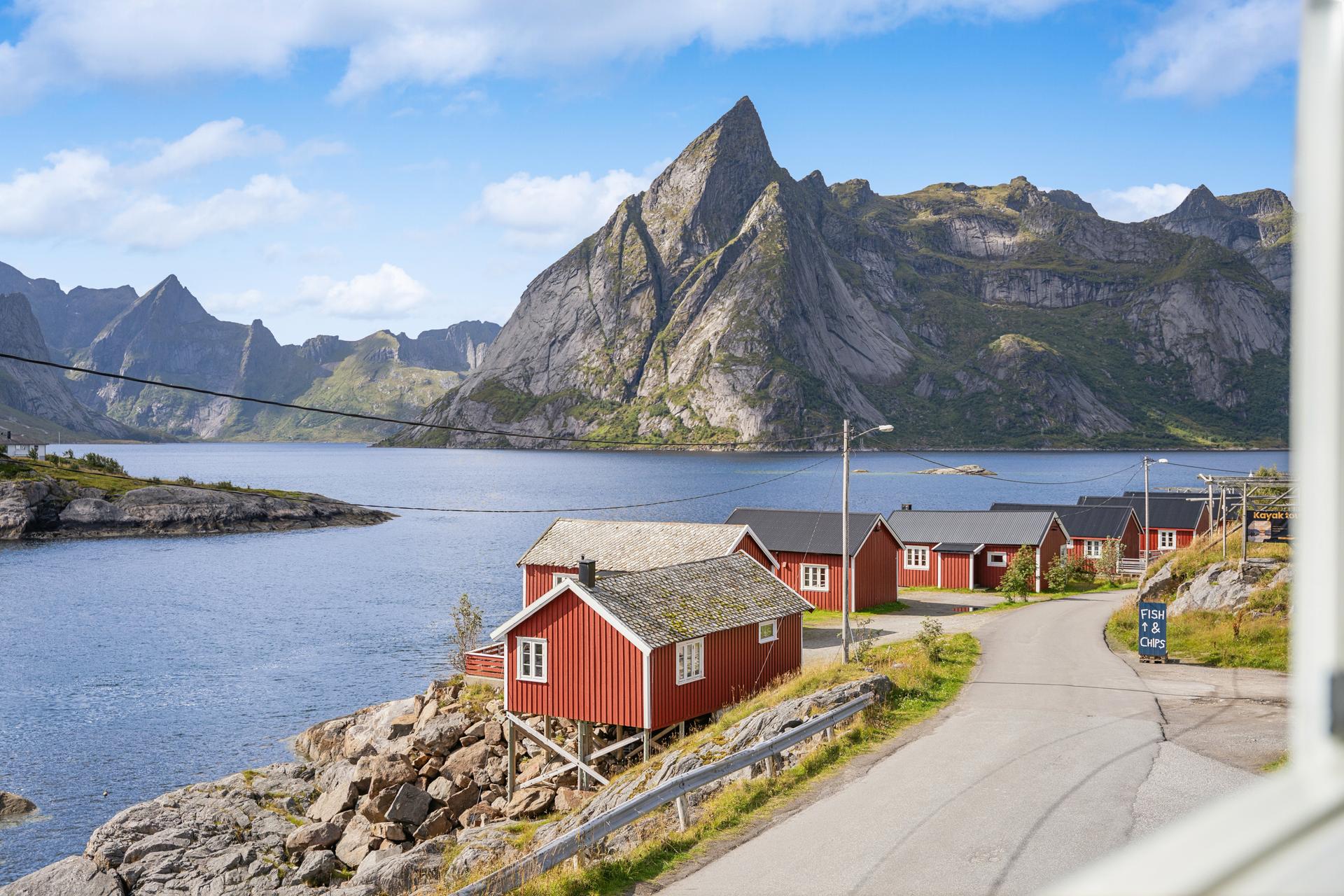 Enebolig med fantastisk utsikt ut mot det dramatiske lofotlandskapet som forandrer seg som et levende maleri med årstidene.. Bilde nummer 2 av 3