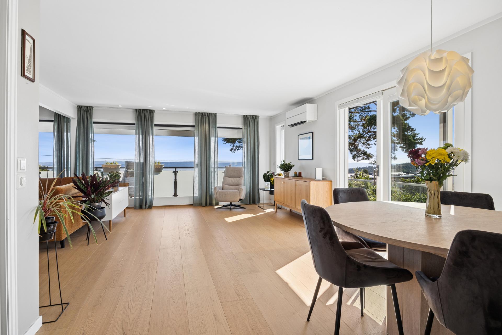 Kjedet enebolig over tre plan med store uteplasser og flott utsikt over Oslofjorden.. Bilde nummer 2 av 3