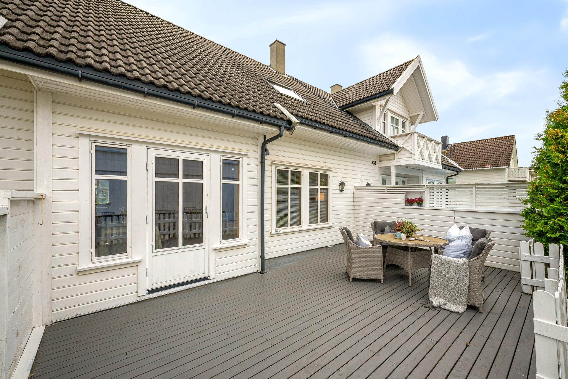 Vertikaldelt tomannsbolig over to plan med romslig terrasse og tilhørende garasje.. Bilde nummer 2 av 3
