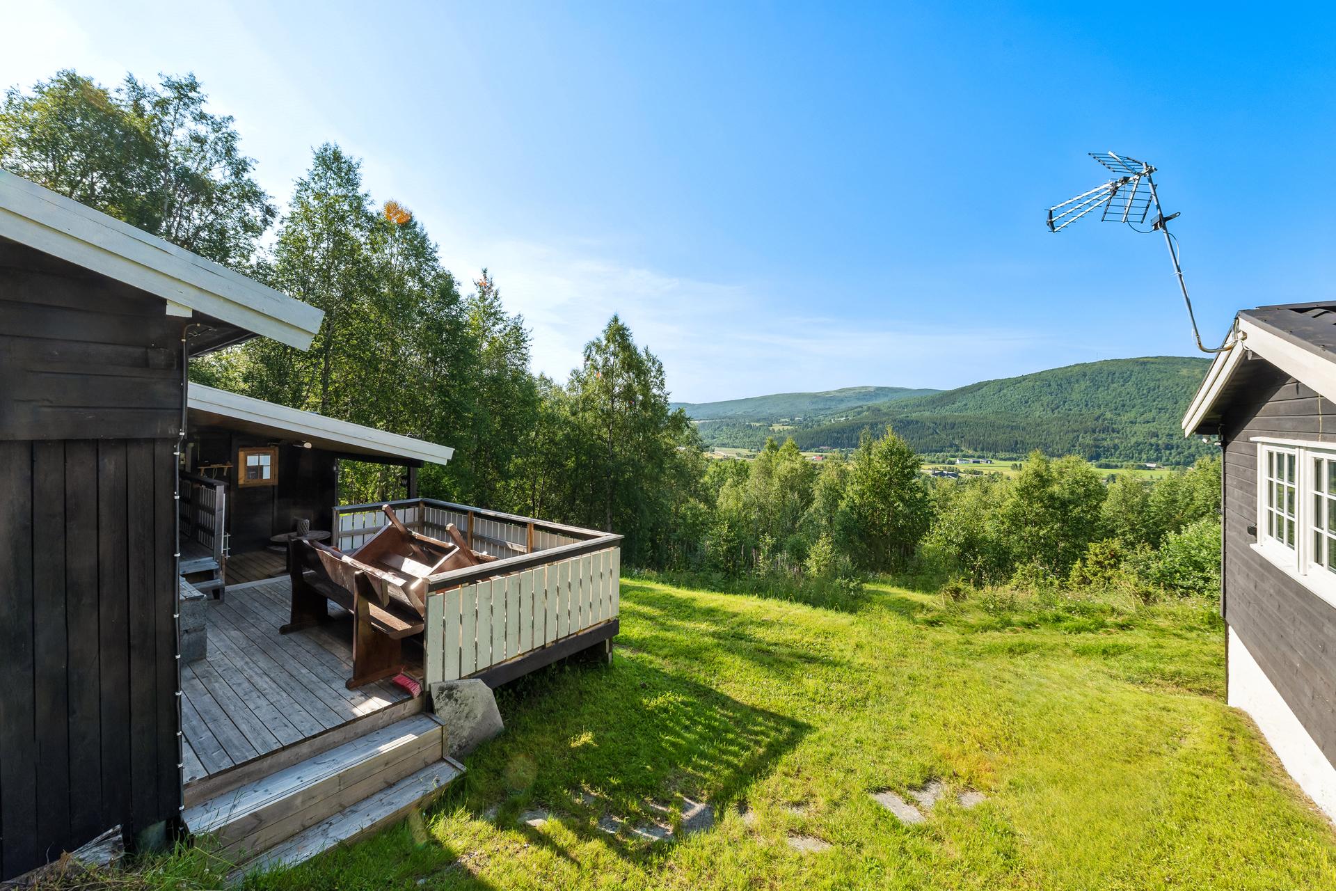 Eiendommen har flere uteplasser, inkludert en terrasse ved annekset som ble utvidet i 2020.. Bilde nummer 3 av 3