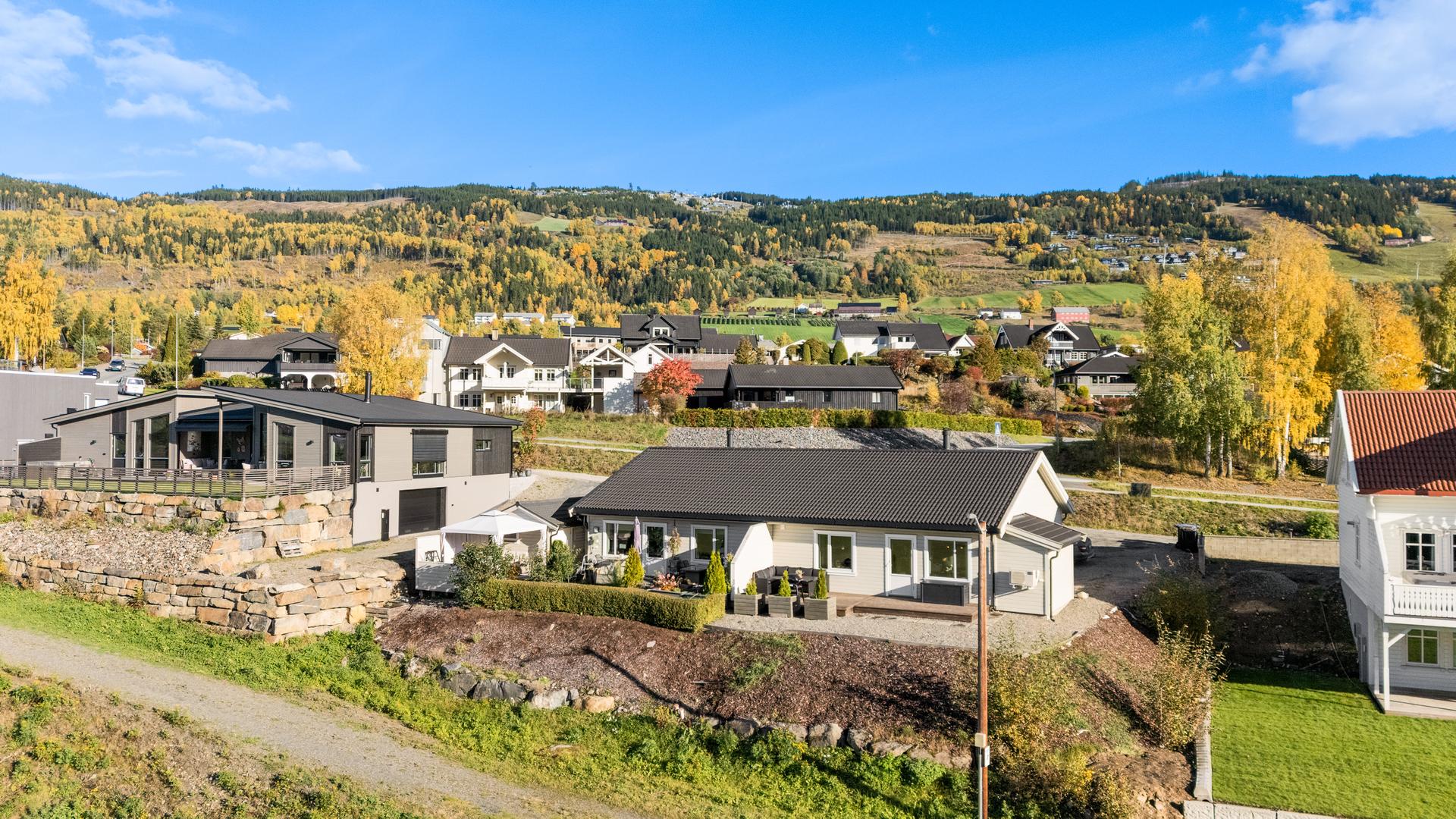 Halvpart av vertikaldelt tomannsbolig fra 2018 med alt på ett plan.. Bilde nummer 2 av 3