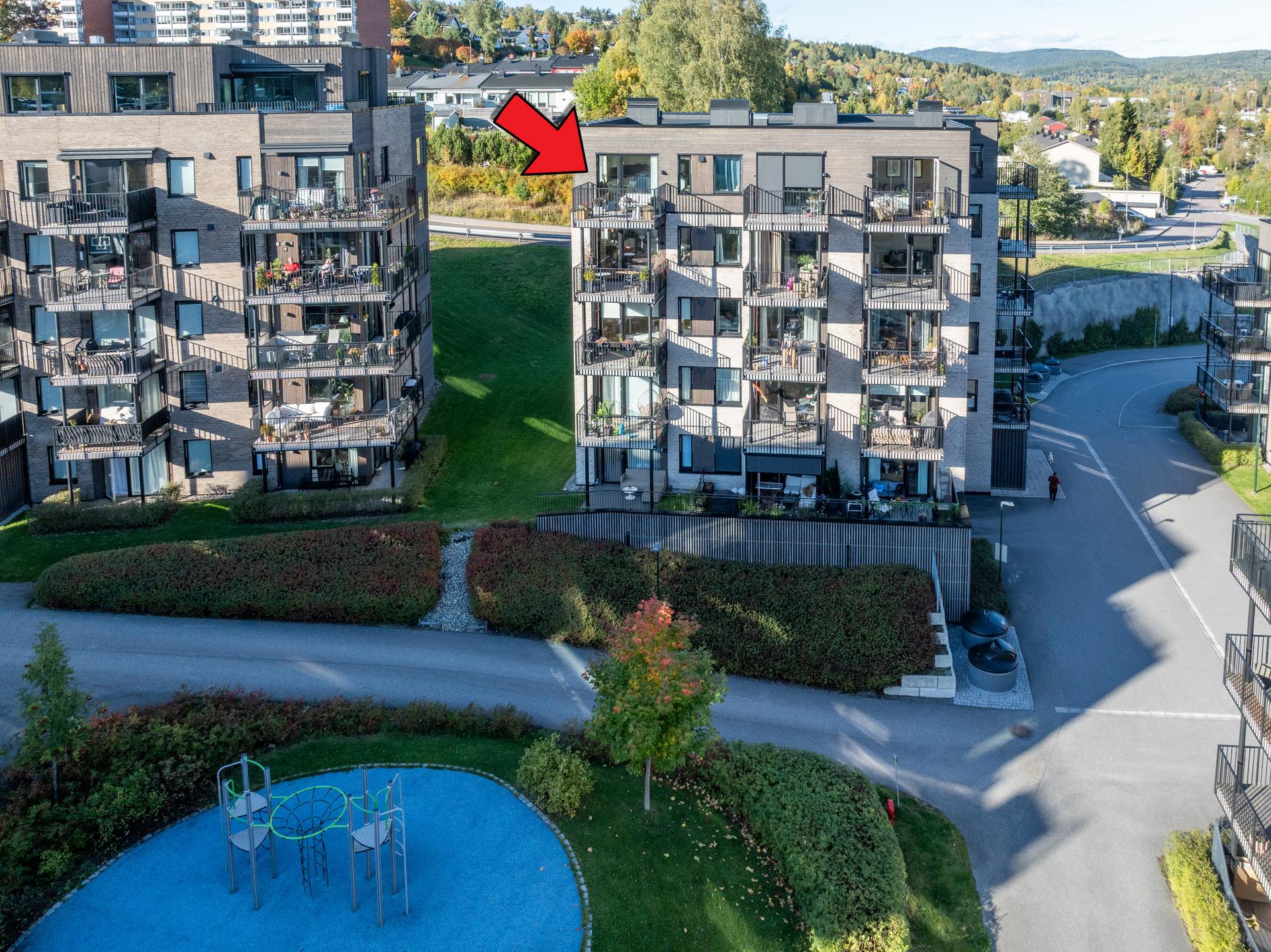 Dette er en nyere, lys og fin 3-roms toppleilighet med heis og garasjeplass . Bilde nummer 2 av 3
