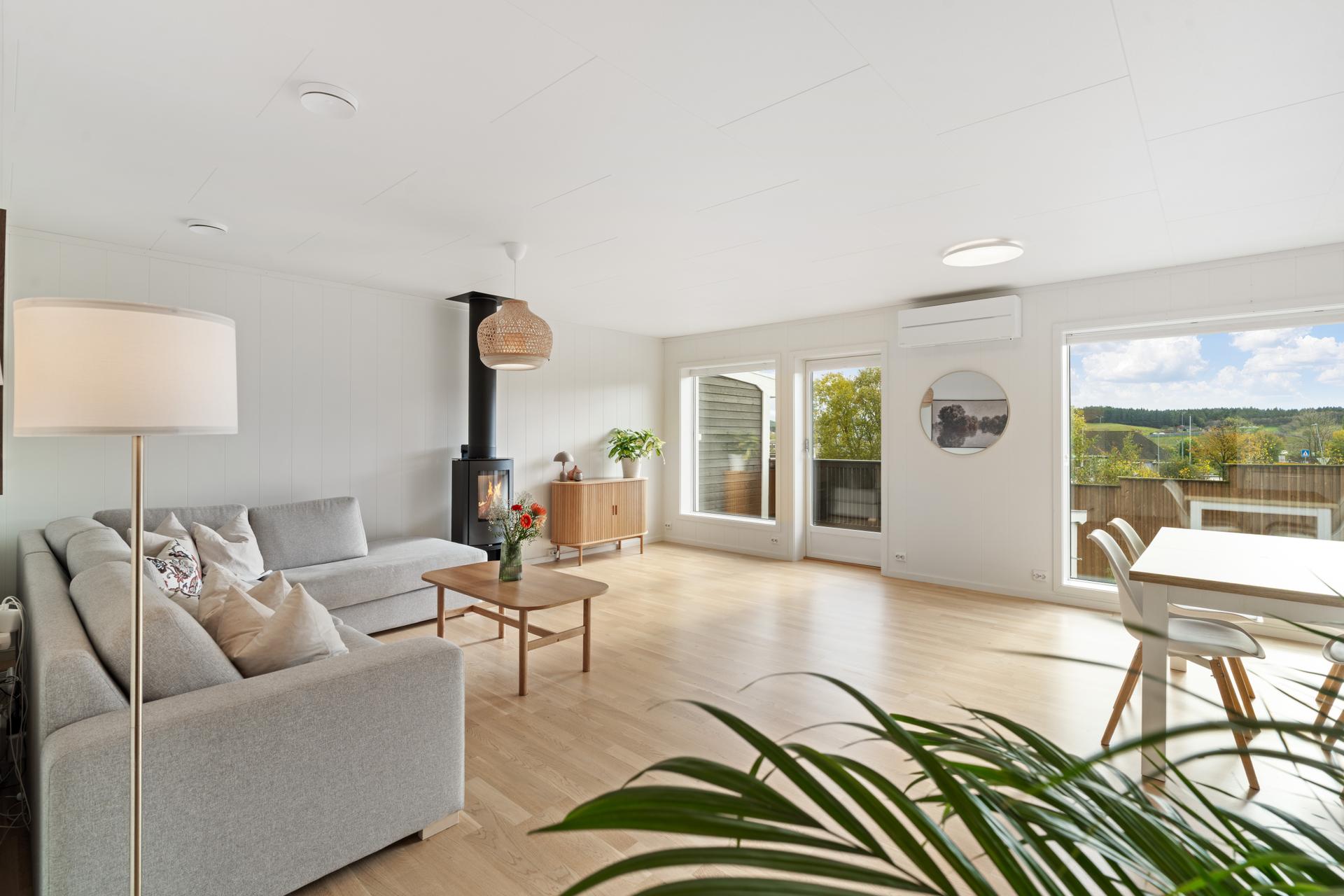 Flott familiebolig med gode solforhold og flott utsikt - 3(4)soverom - Eget vaskerom og gjestetoalett - Carport m/lader. Bilde nummer 2 av 3