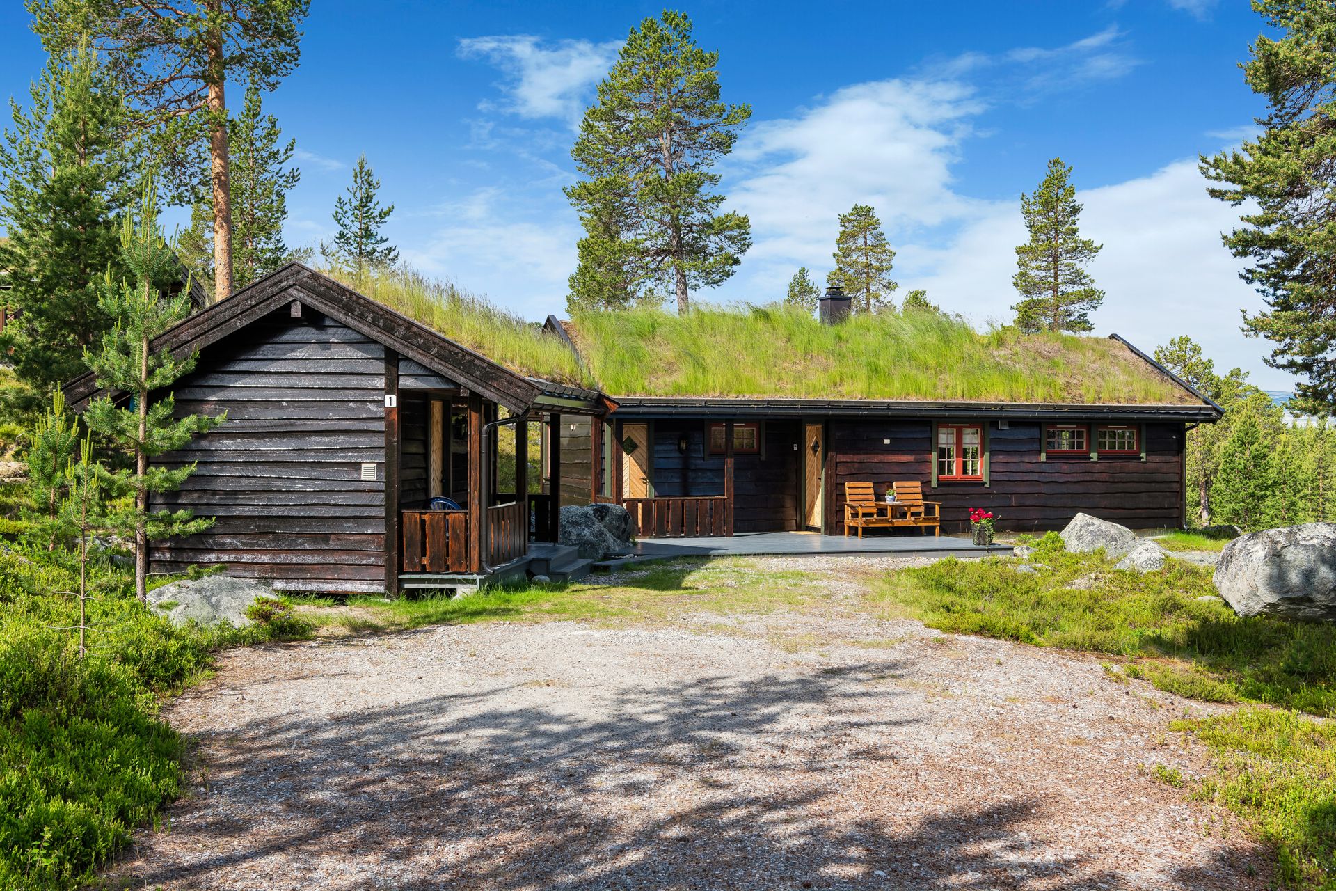 Fritidsbolig oppført i 2007 med torvtak og frittstående uthus, usjenert plassert i naturskjønne omgivelser nær Femunden.. Bilde nummer 2 av 3