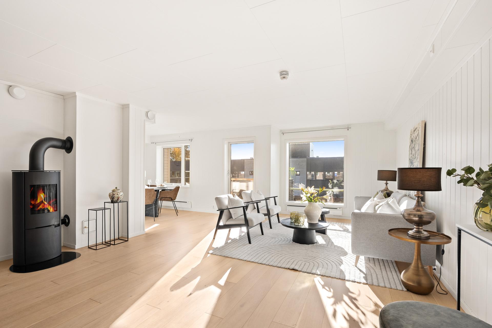 Den åpne løsningen legger fint til rette for flere hyggelige soner. . Bilde nummer 2 av 3