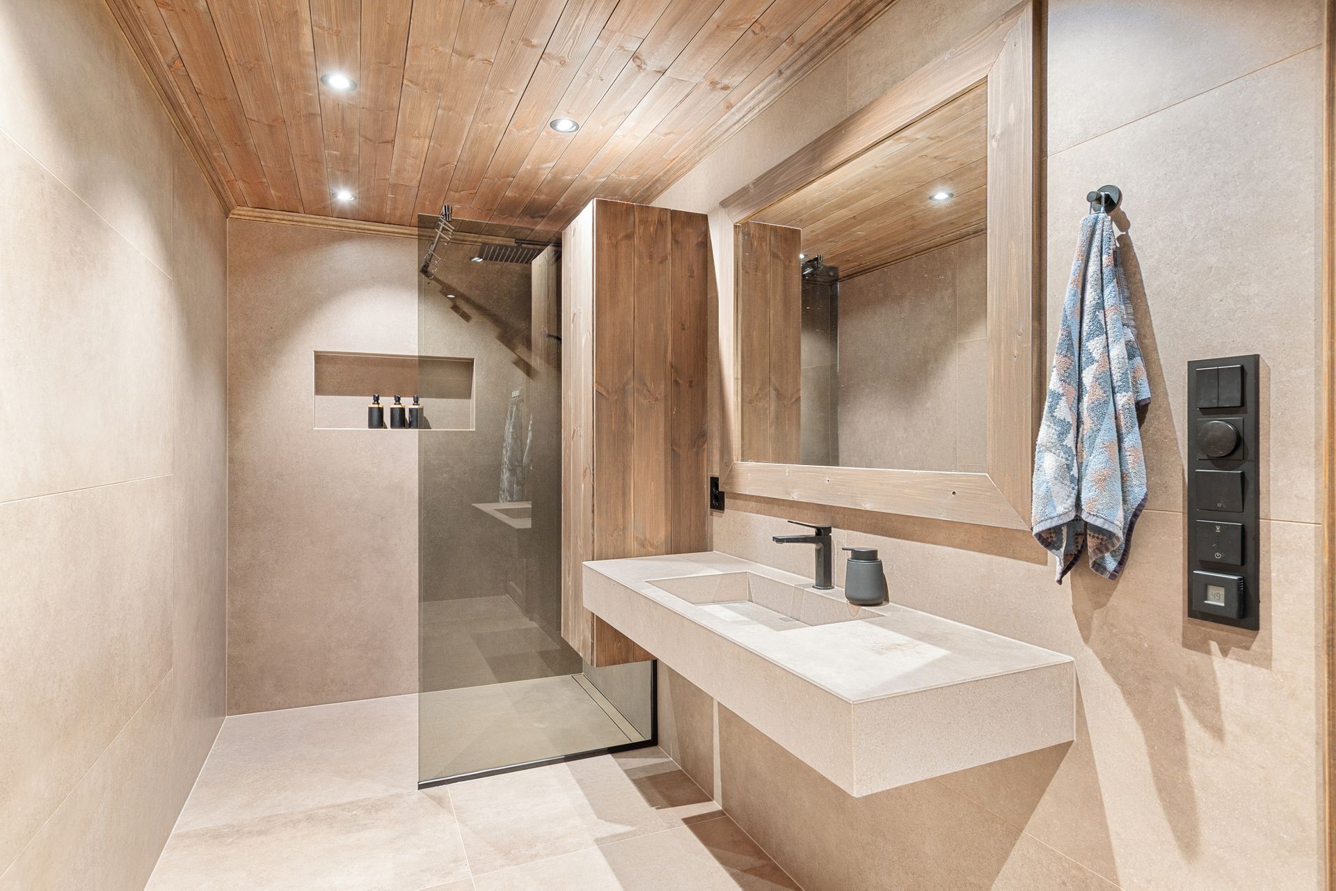 Lekkert bad med flislagte gulv og vegger. Servanten er plassbygd og flislagt. Badet er utstyrt med toalett og dusjsone med glassvegg. . Bilde nummer 3 av 3