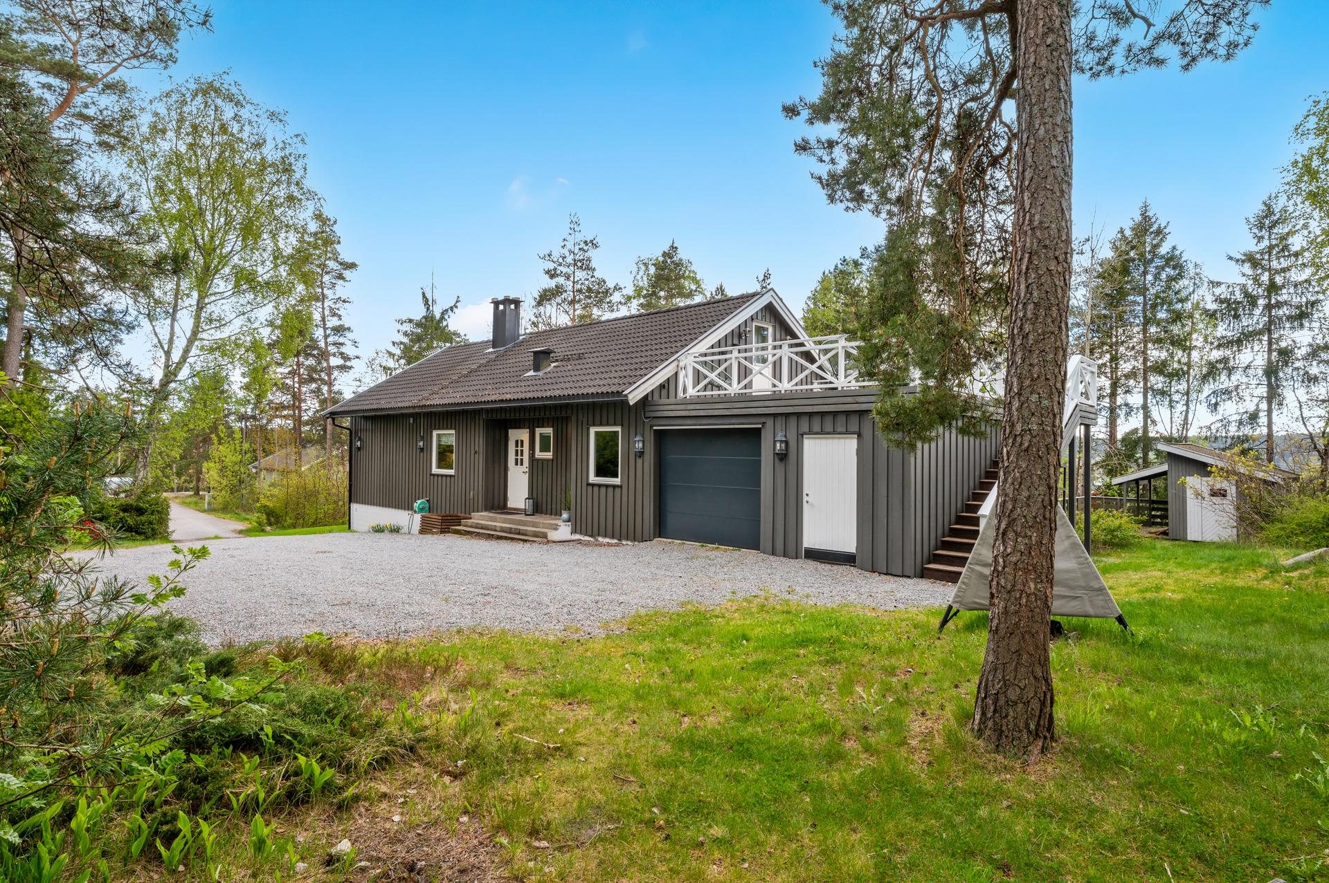 Fjellstien 4 ligger i et veletablert og barnevennlig boligområde. Foto: Fotoetcetera AS.. Bilde nummer 2 av 3