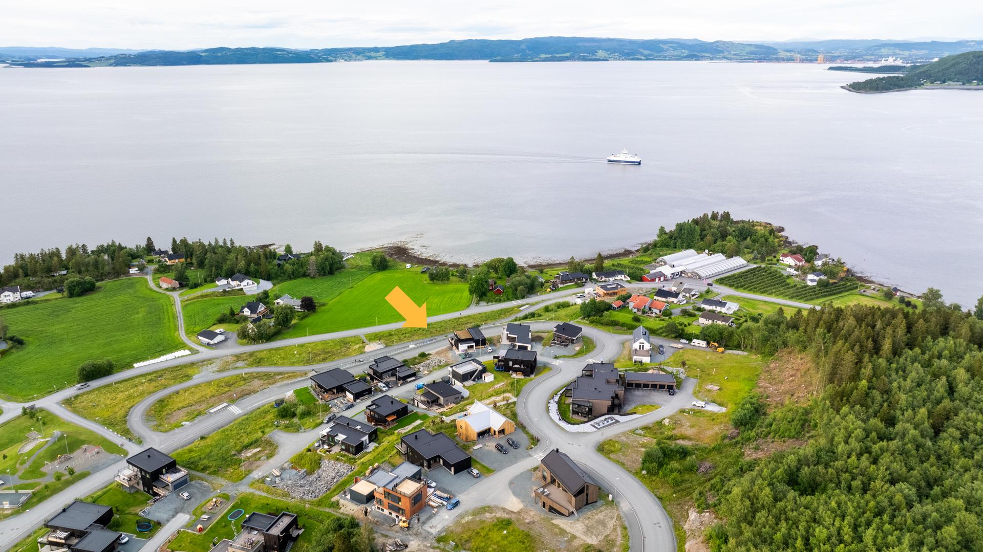 Sjønær beliggenhet med fjæra rett nedenfor eiendommen.. Bilde nummer 2 av 3