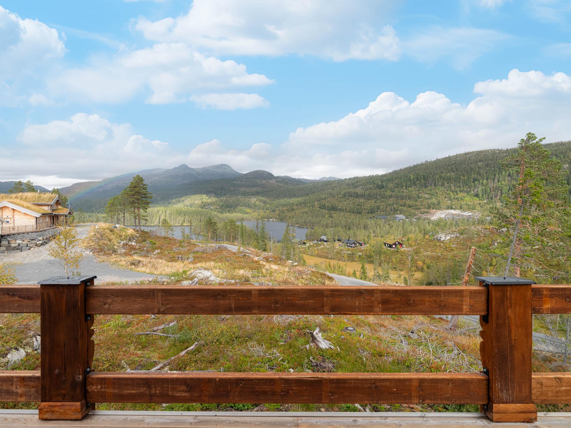 Eiendommen ligger idyllisk til ved Fikstjønn i Tuddal, med fantastisk utsikt mot vannet Fikstjønn, vakre naturområder og Gaustatoppen. . Bilde nummer 3 av 3