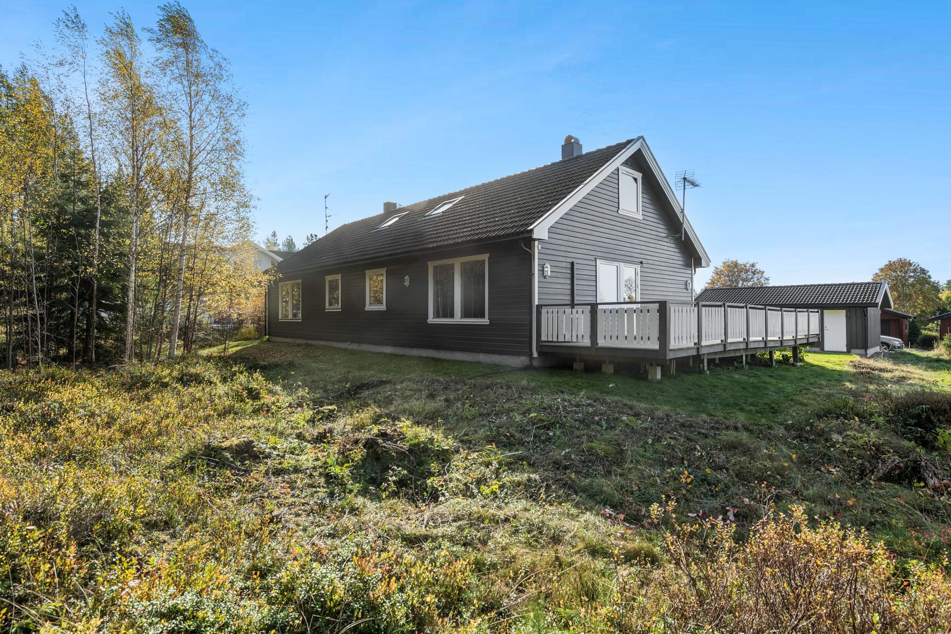 Vertikaldelt tomannsbolig over to plan, fint plassert med skogen som nærmeste nabo.. Bilde nummer 2 av 3