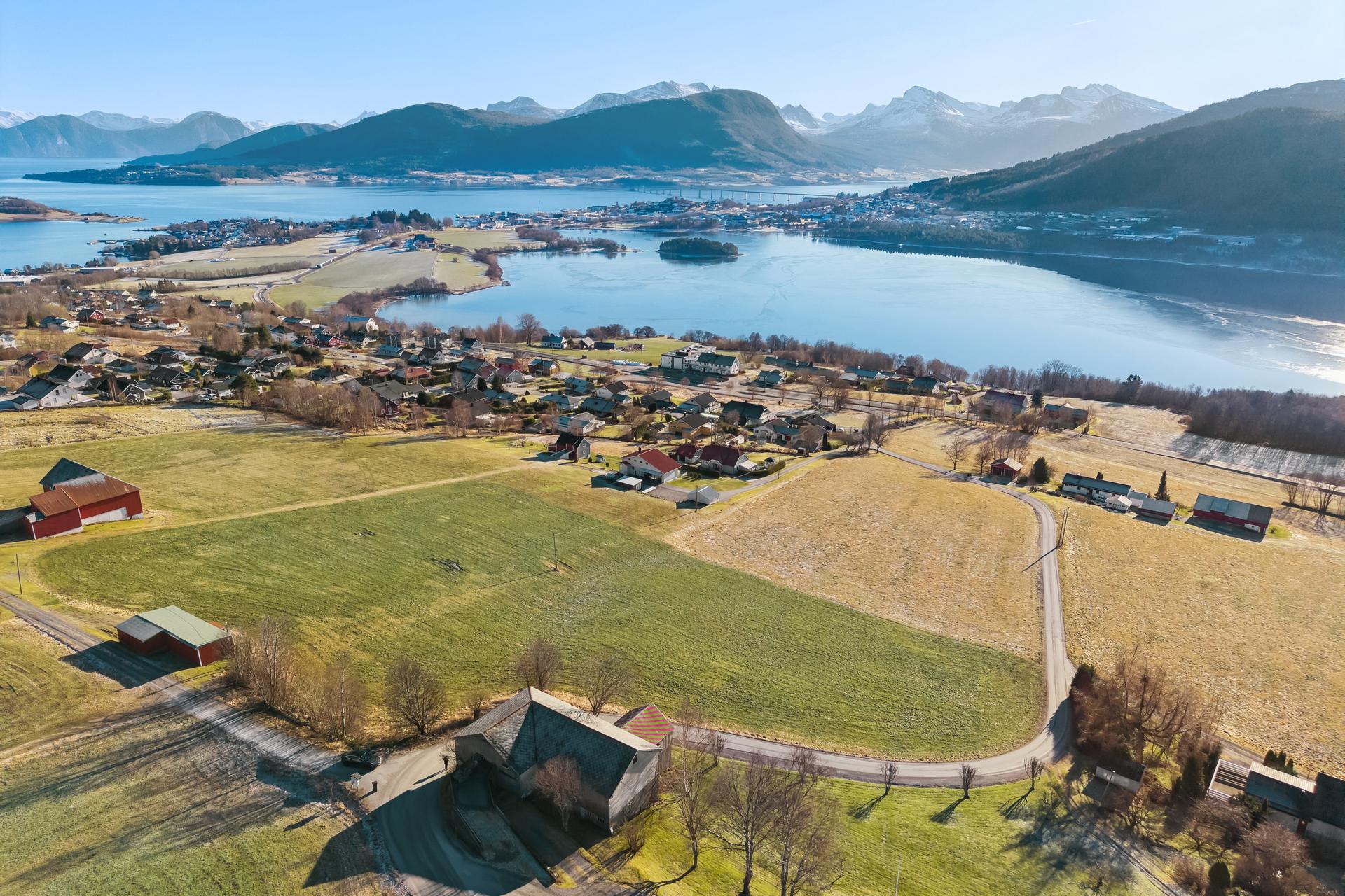 Tomt 52/89 er regulert til LNFR. Tomten er på totalt 7,2 dekar og ligger flott til i Åsbygda. Bilde nummer 2 av 3