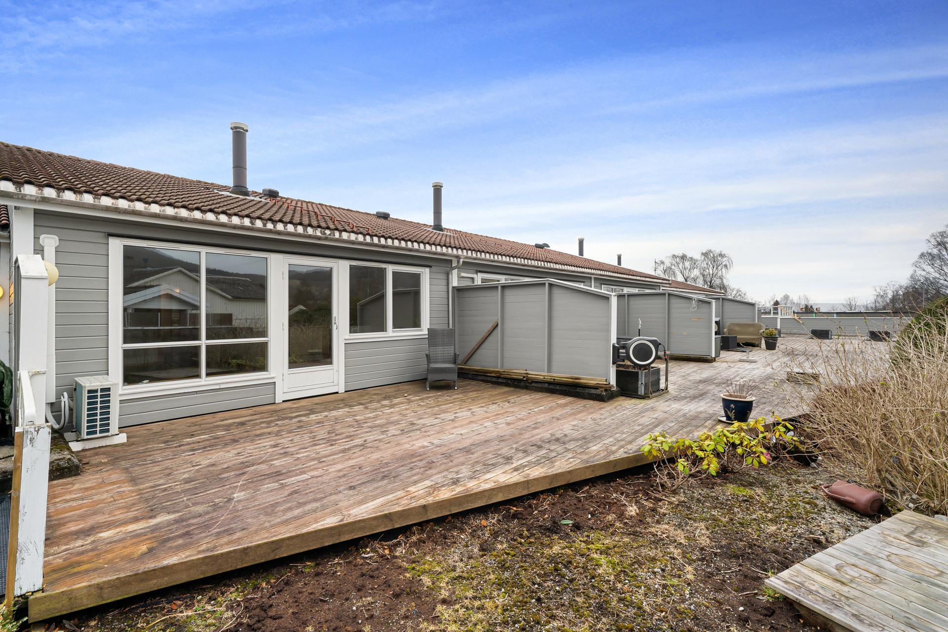 Fra oppholdsrommet er det direkte utgang til en romslig terrasse.. Bilde nummer 3 av 3