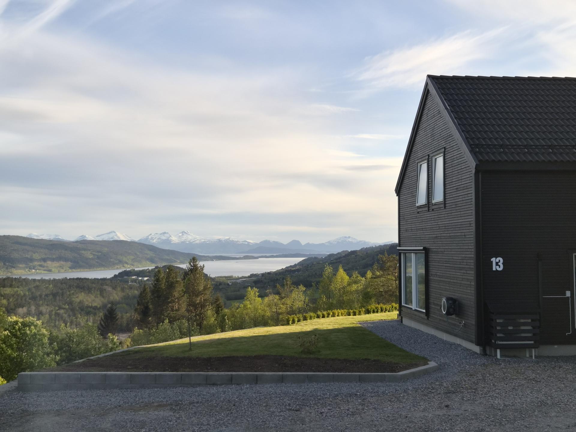 Velkommen til Eidssetervegen 13 – en moderne enebolig fra 2021 beliggende i rolige og naturskjønne omgivelser på Hjelset. (Fotot: Jay Maturan v/ EFKT). Bilde nummer 1 av 3