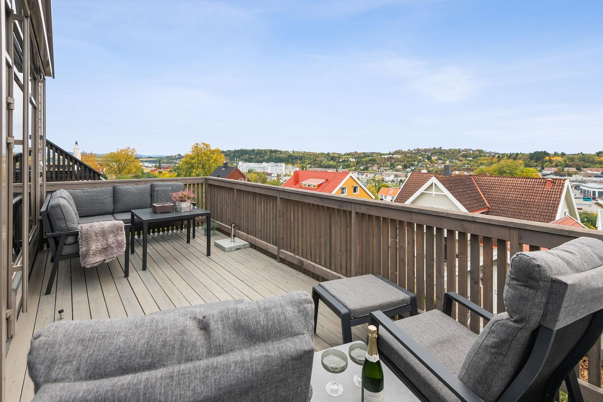 Andelen har en privat veranda med gode solforhold og helt fantastisk utsikt. . Bilde nummer 3 av 3