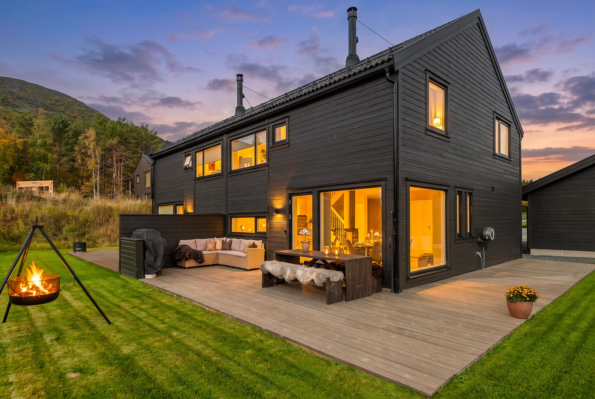 Velkommen til Bjørkmoflata 9! Foto: Interiørfoto. Bilde nummer 1 av 3
