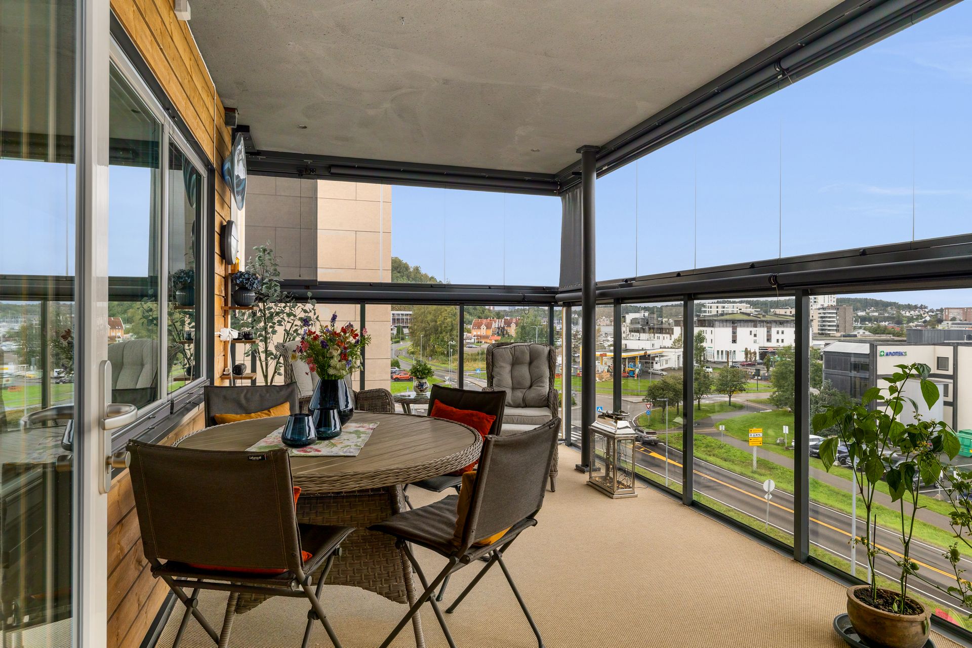 Usj. syd/vest vendt innglasset balkong med skyvbare vinduer. Bilde nummer 2 av 3