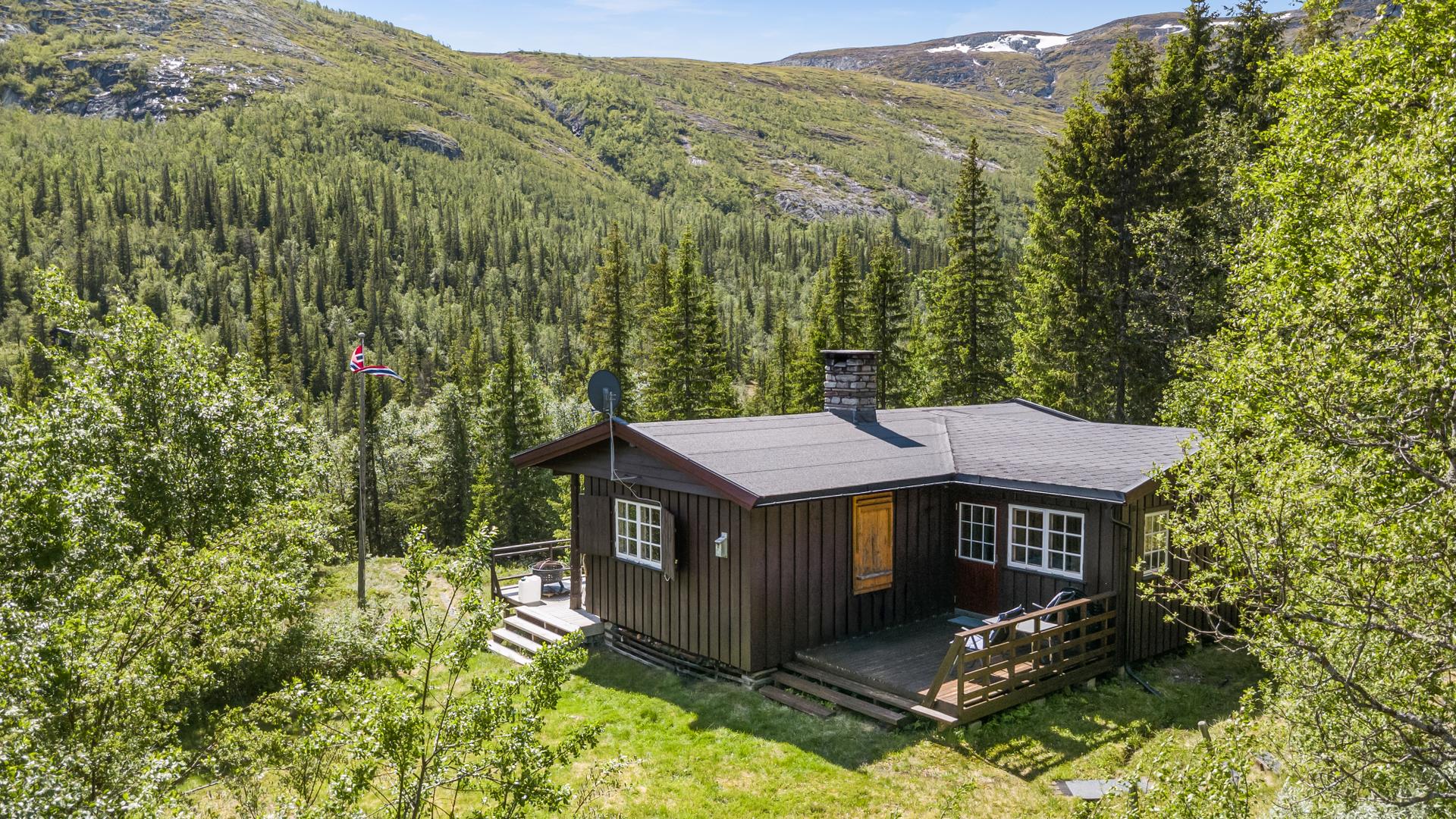 Hytta ligger på ca. 806 meters høyde med flott utsikt over området.. Bilde nummer 2 av 3