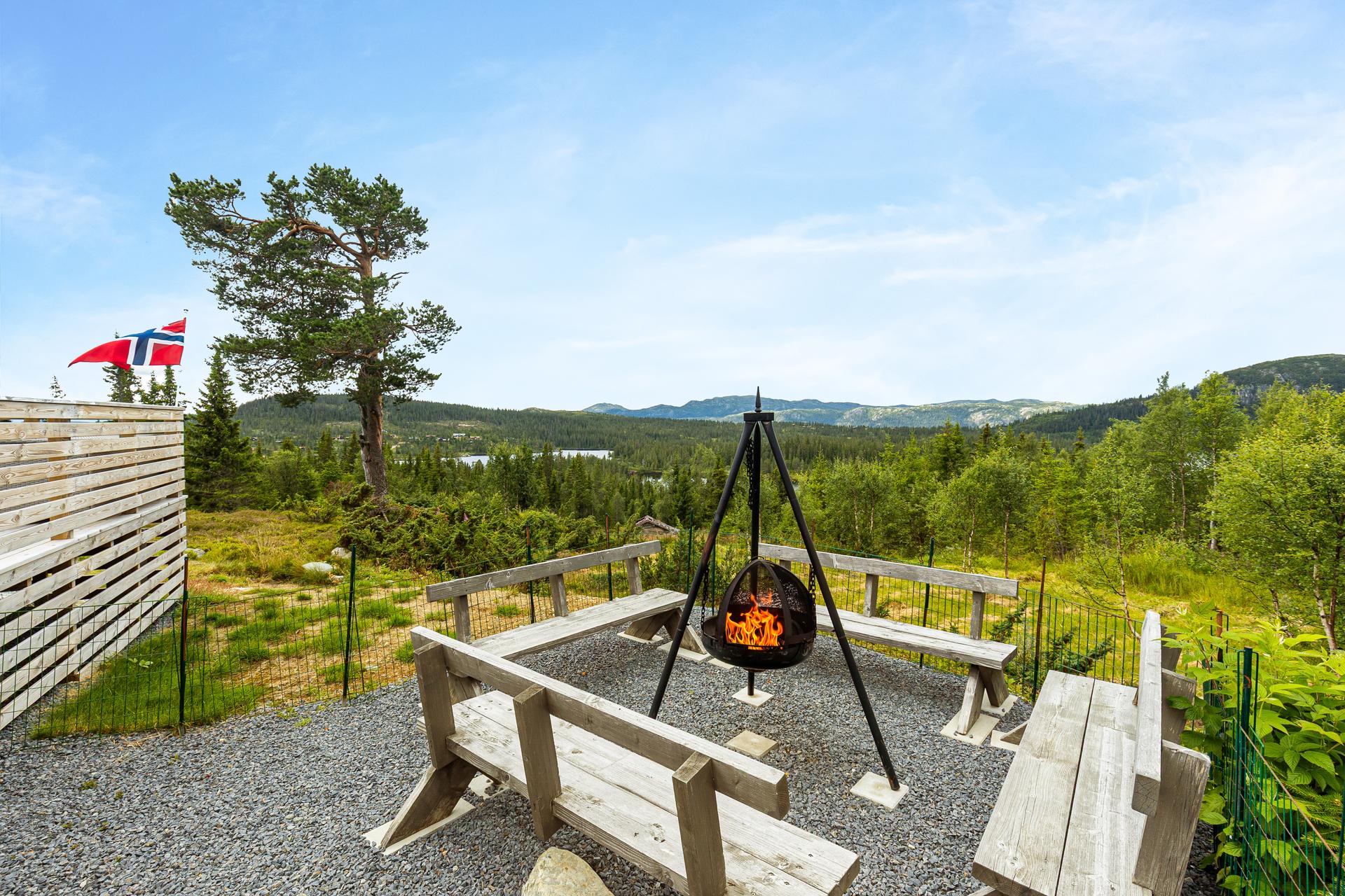 En solid familiehytte med bilvei helt frem, beliggende usjenert med utsikt over det vakre naturlandskapet i Tuddal.. Bilde nummer 3 av 3