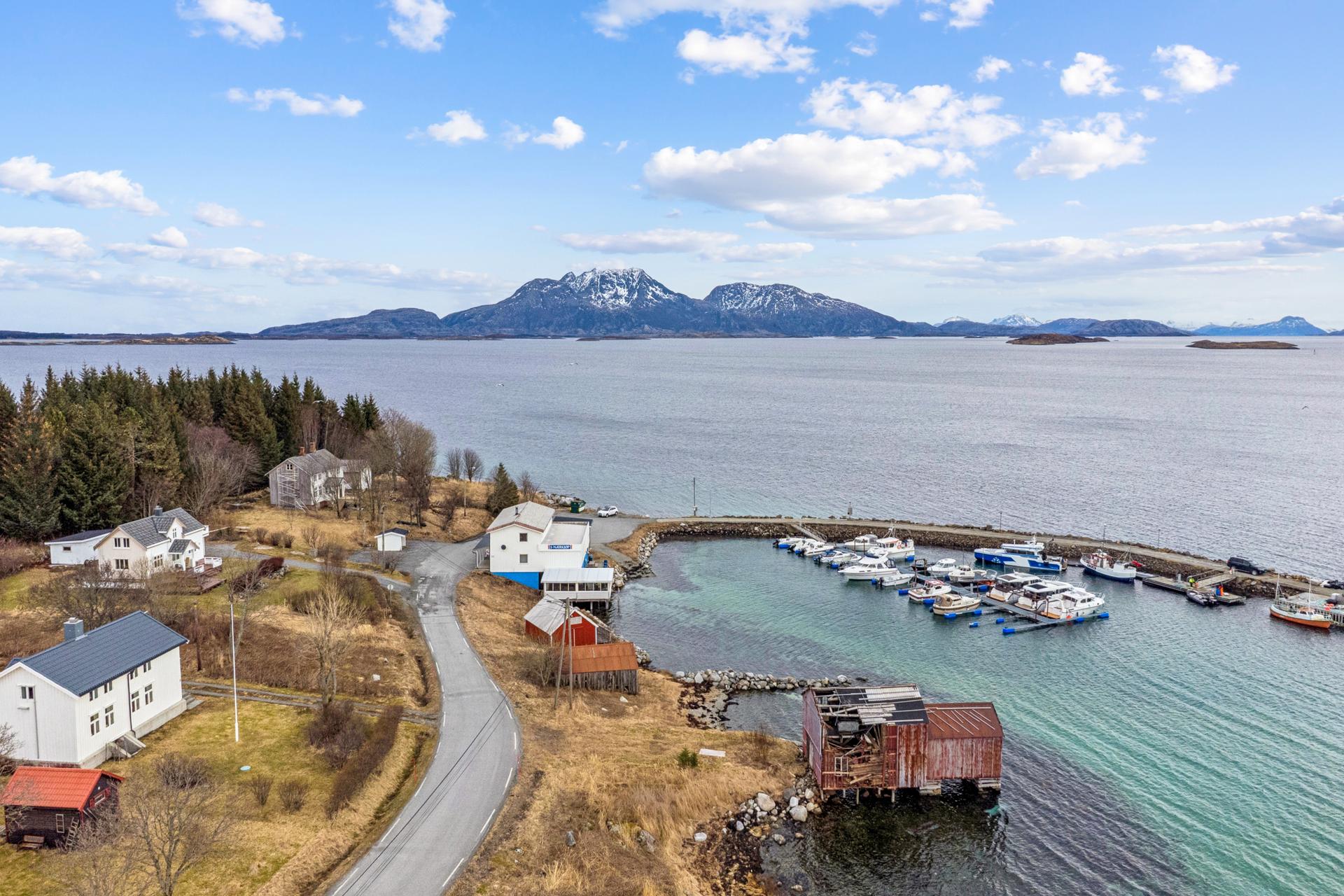 Her lever du med umiddelbar nærhet til sjøen og et åpent kystlandskap rett utenfor døren.. Bilde nummer 3 av 3