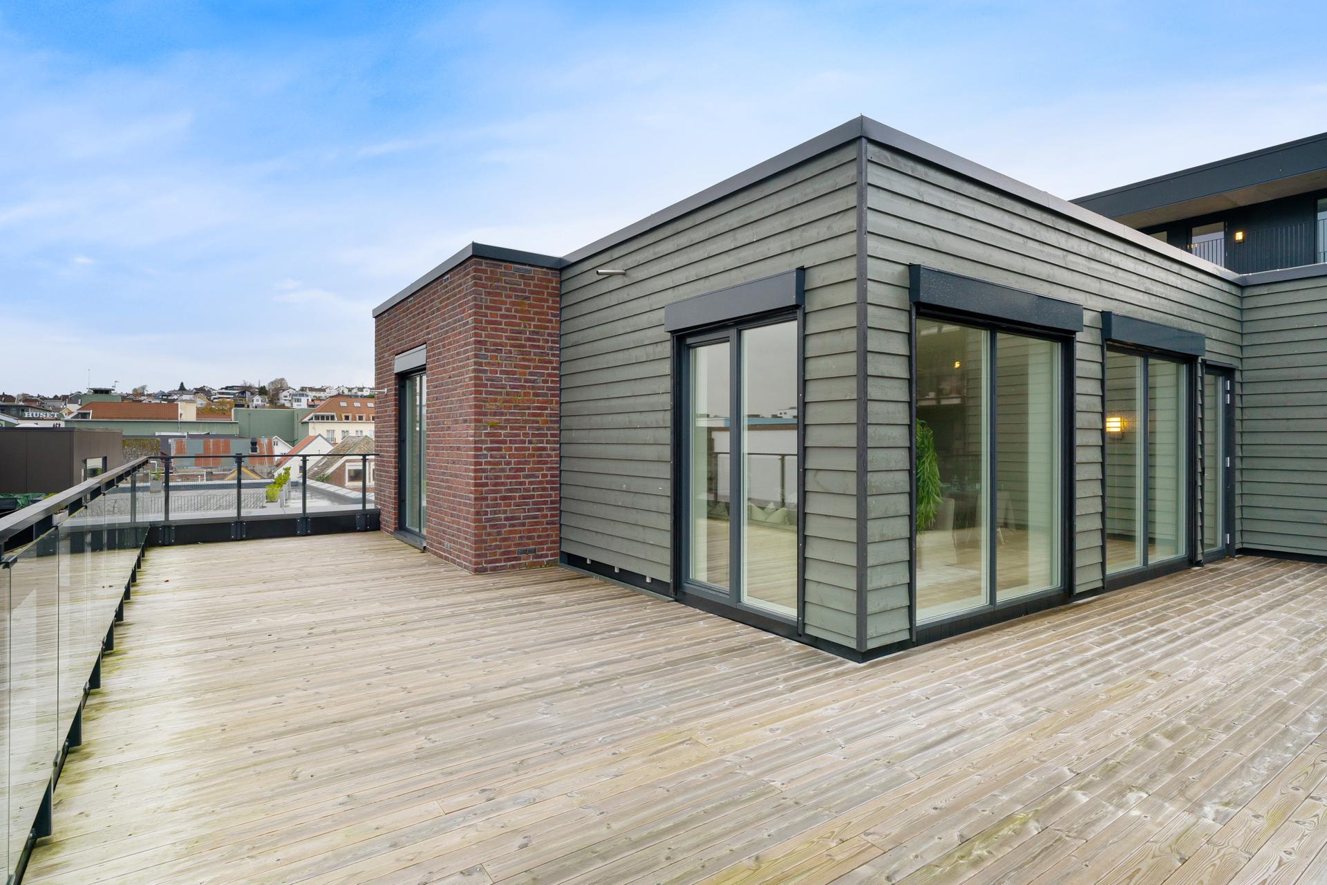 Terrasse på hele 64 kvm - flott utsikt og meget gode solforhold.. Bilde nummer 3 av 3