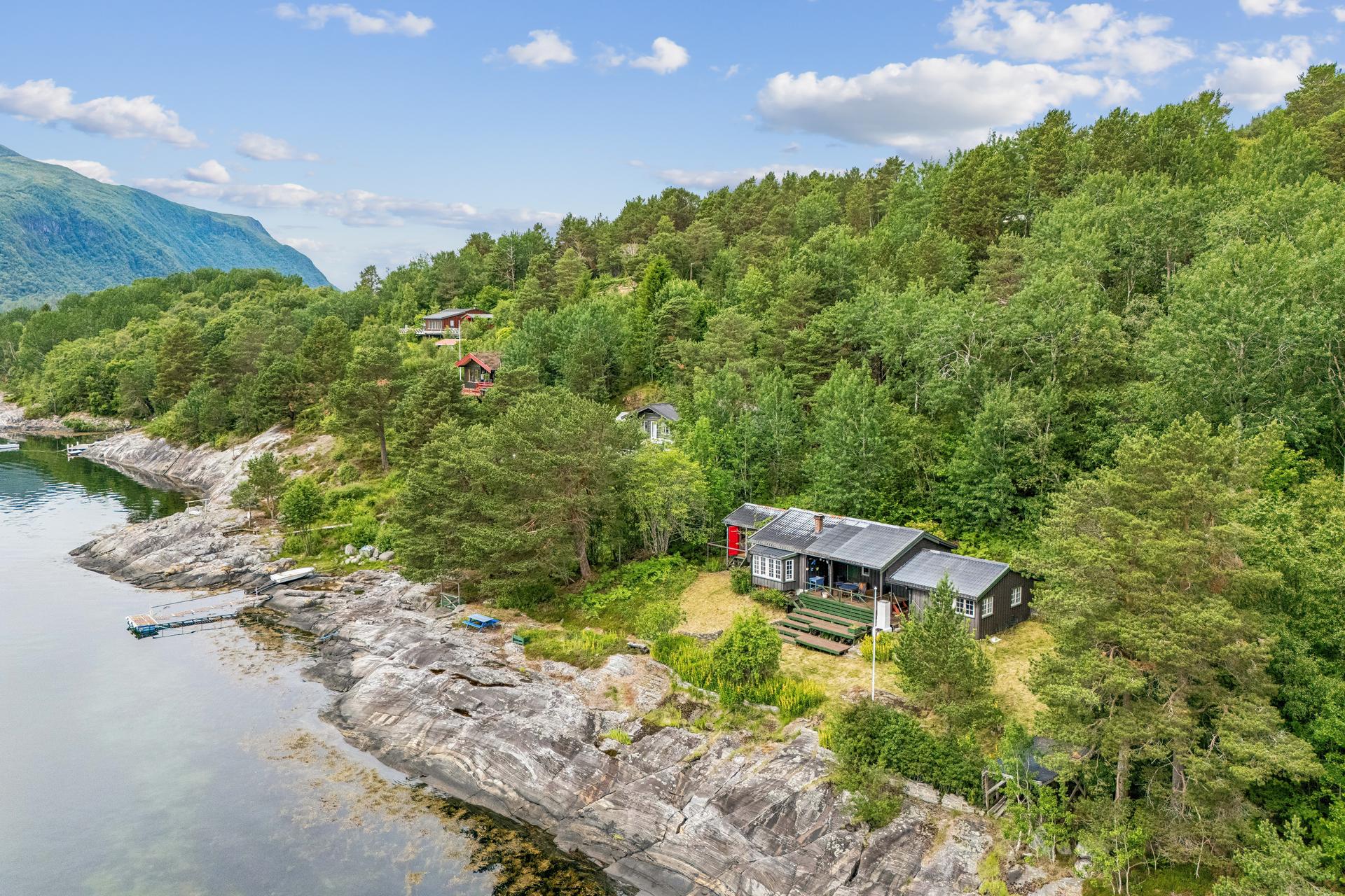 Fritidseiendom med skjermet plassering, sørvendt beliggenhet og flott utsyn mot fjord og fjell.. Bilde nummer 2 av 3
