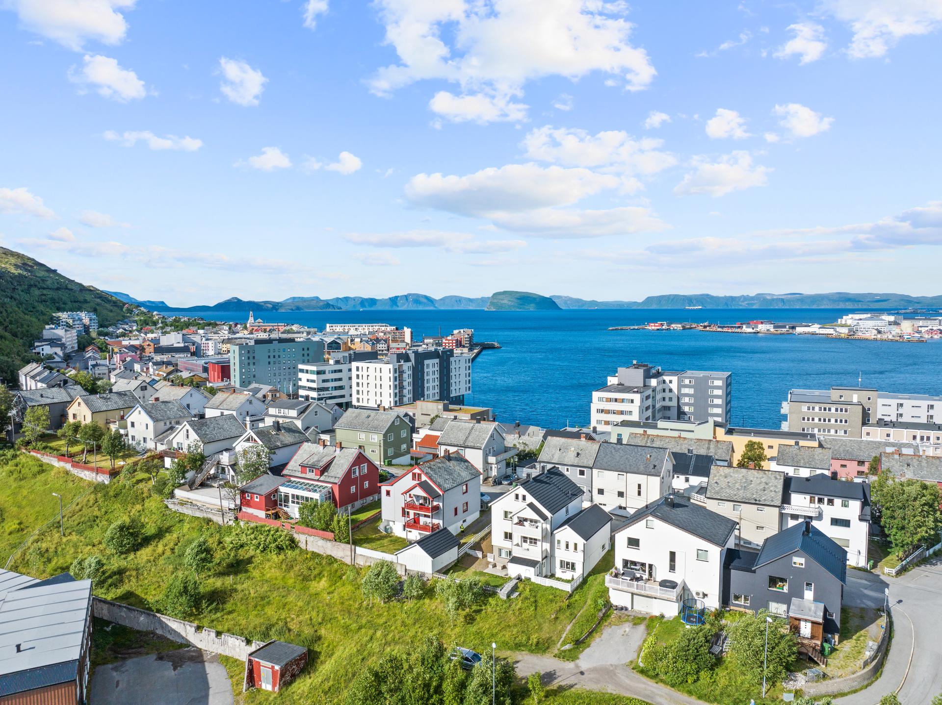 Hammerfest sentrum ligger kun en kort spasertur unna, ca. 1 km fra boligen.. Bilde nummer 1 av 3