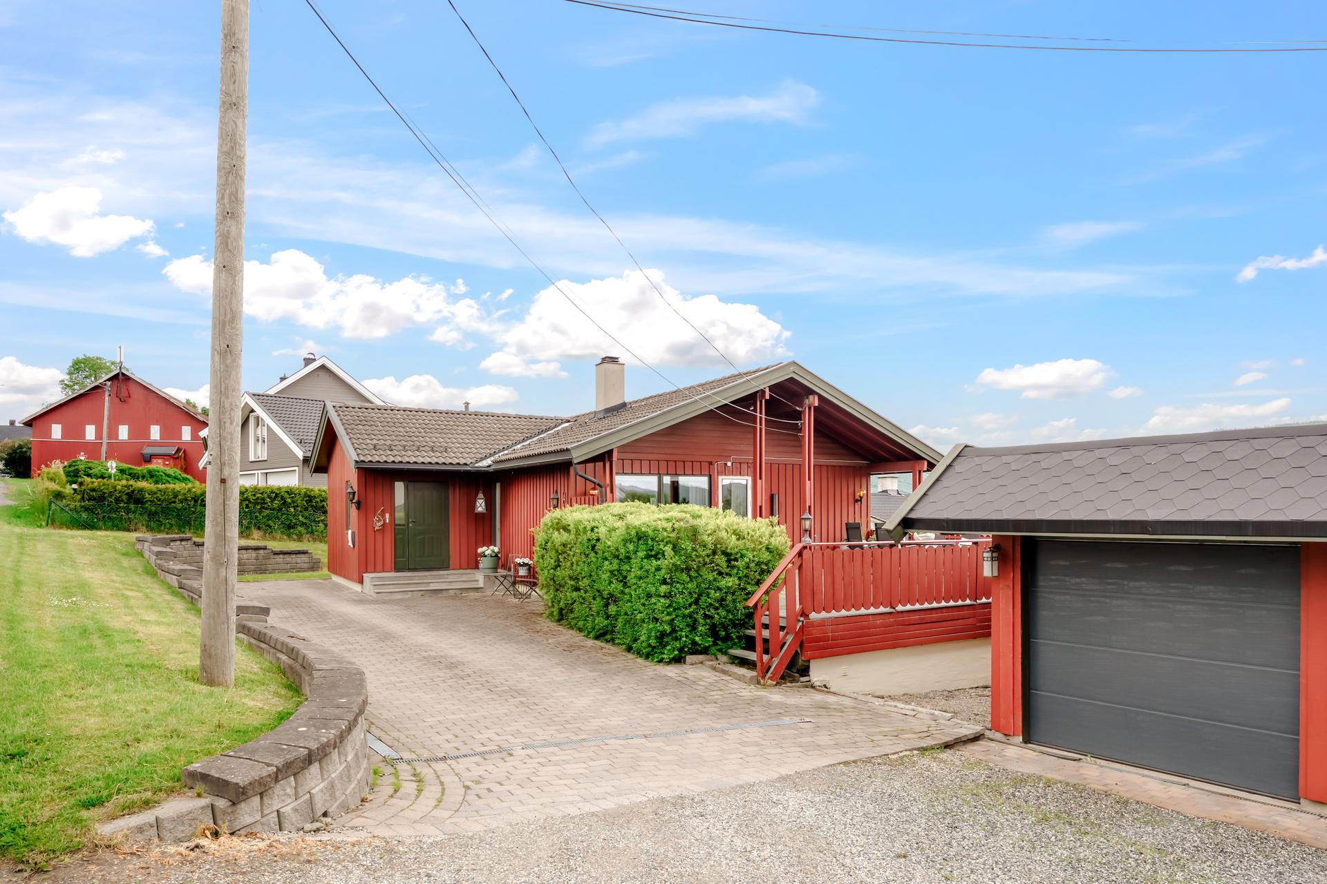 Velkommen til Syllinghaugen 14 - en familievennlig enebolig med stor, solrik terrasse, garasje og hage. Bilde nummer 1 av 3