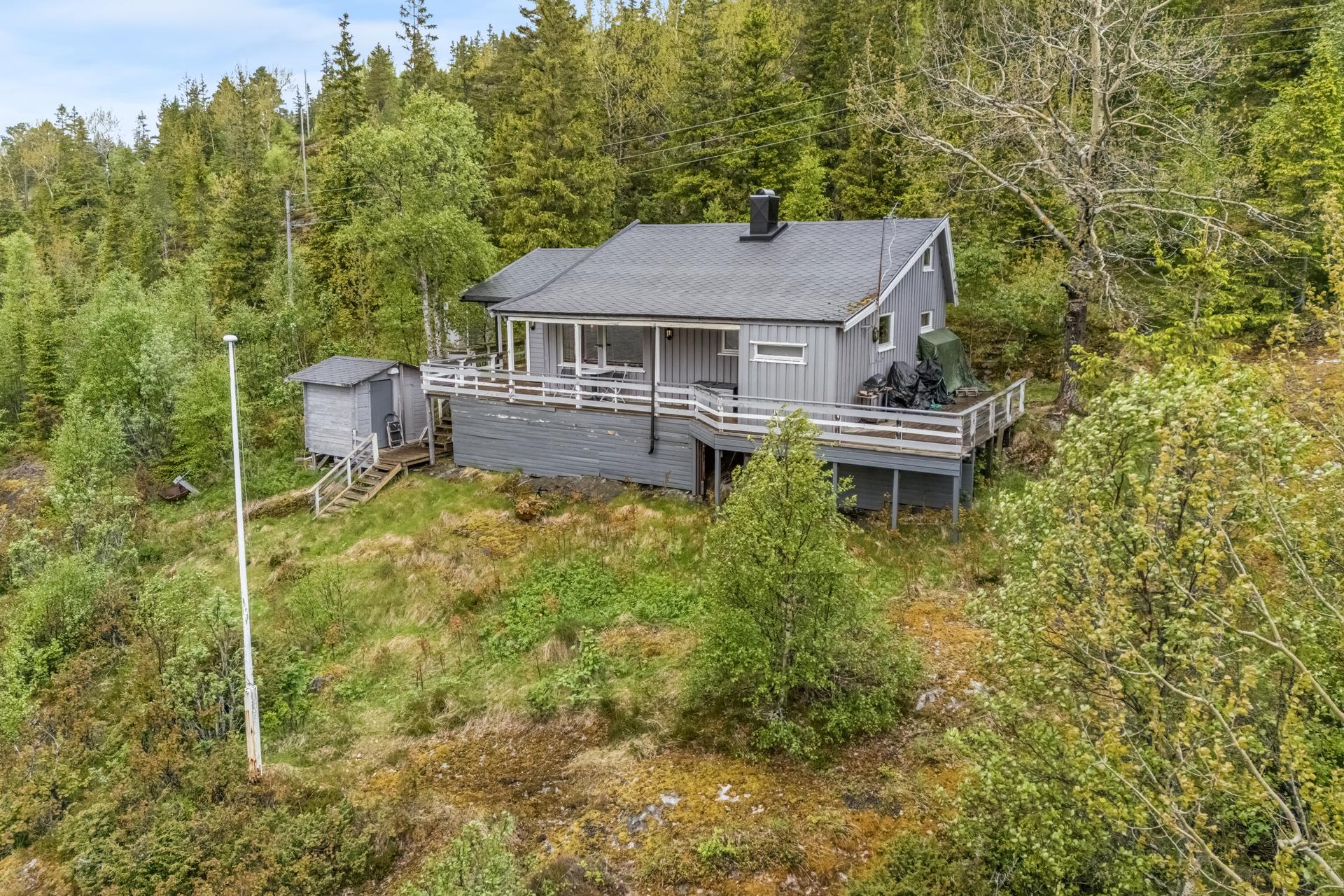 EiendomsMegler 1 v/Gisle Kallestad har gleden av å presentere Hemnesveien 138. Foto: EFKT. Bilde nummer 1 av 3