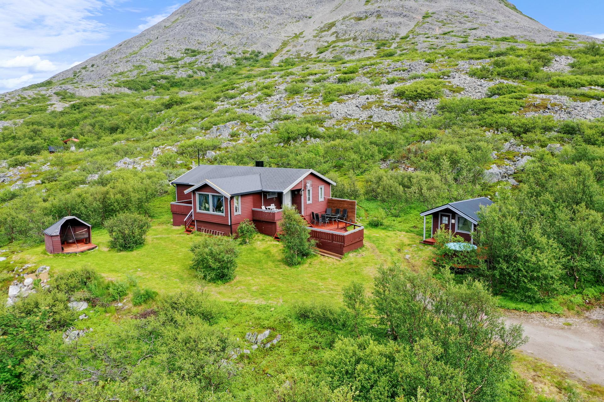 Det er bilvei helt fram til eiendommen som kun ligger ca. 10 minutters kjøring fra Kjøllefjord.. Bilde nummer 2 av 3