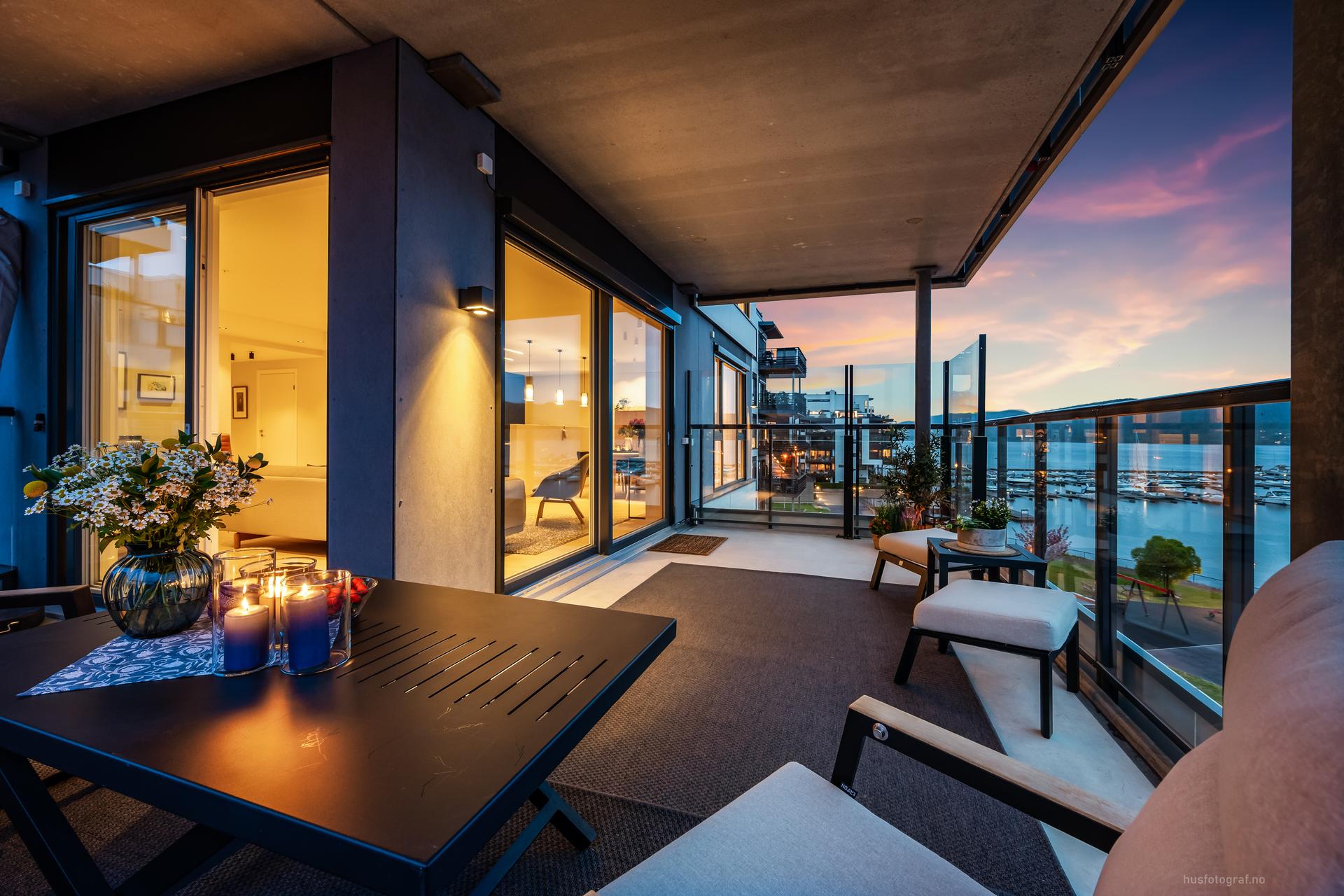 En stor, overbygget terrasse som forlenger sesongen.. Bilde nummer 1 av 3