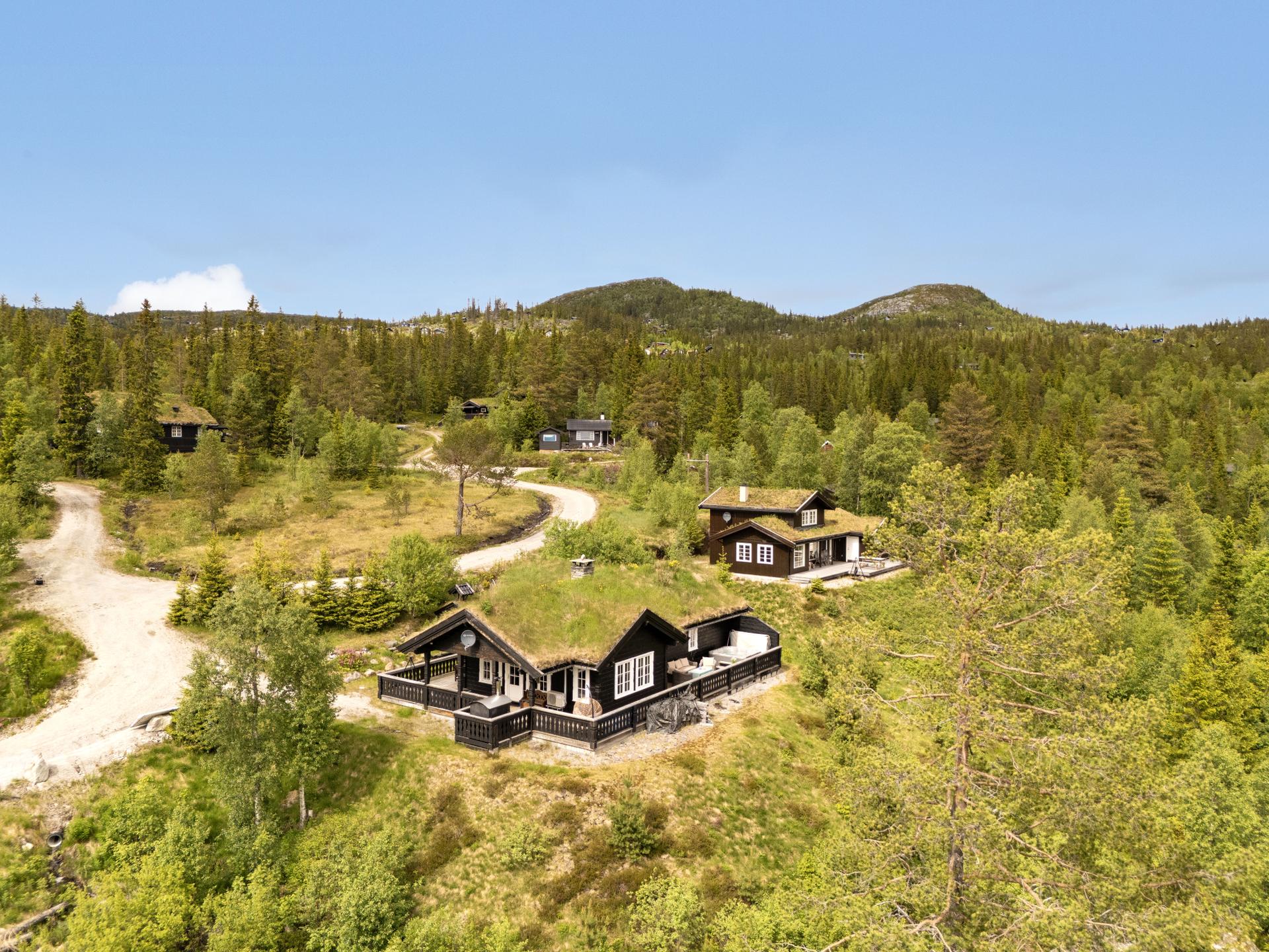 Fritidsbolig fra 2010 med alt på ett plan og stor terrasse med gode utsiktsforhold.. Bilde nummer 2 av 3