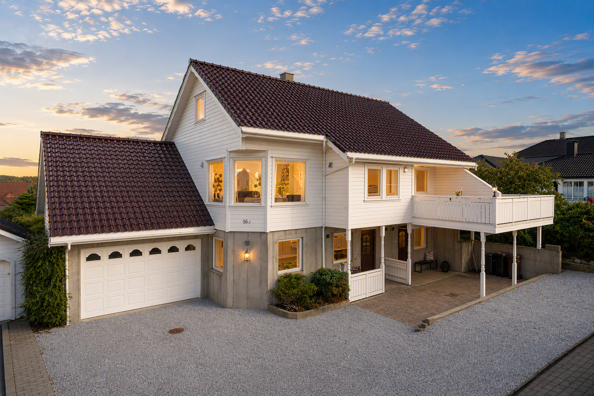 Stenebytoppen 16C: Stor og innholdsrik enebolig med hybeldel, glasserte takpanner, garasje og carport. Foto: Stian Dirdal. Kveldsstemning er AI-generert. . Bilde nummer 1 av 3