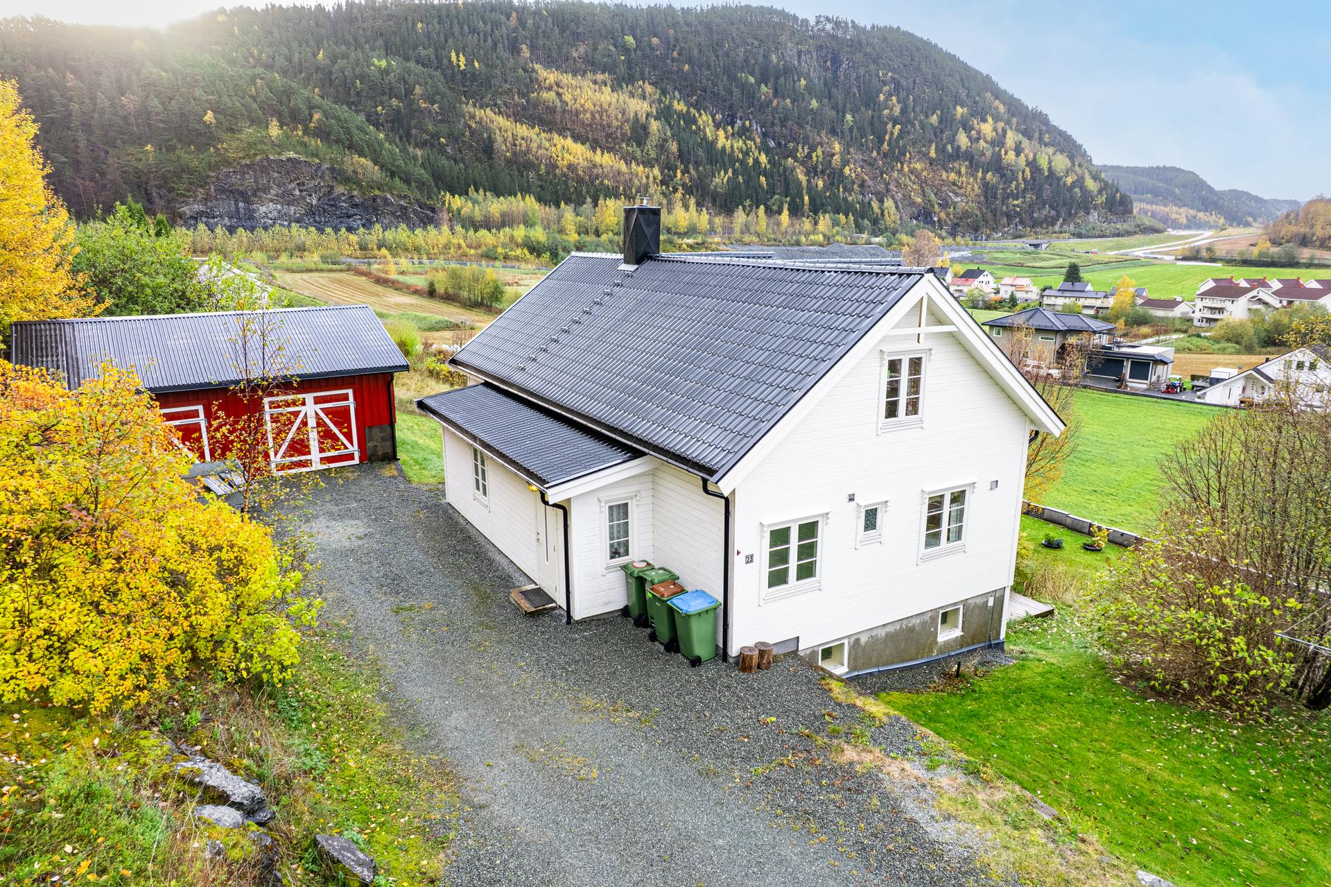 Velkommen til Liavegen 23 - Kontakt megler på 918 50 709 / morten.kjelsberg@em1.no dersom det ønskes privatvisning. Fotograf: Julian Nonstad. Bilde nummer 1 av 3