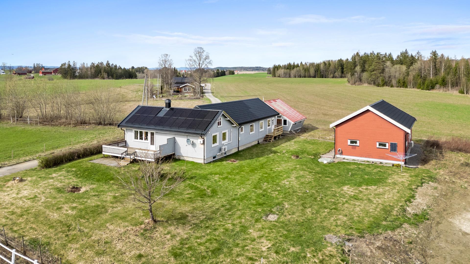 Velkommen til Sibirvegen 116! En flott landlig eiendom med enebolig og to store garasjer. Foto: Espen Døhlen v/ImageDay. Bilde nummer 1 av 3