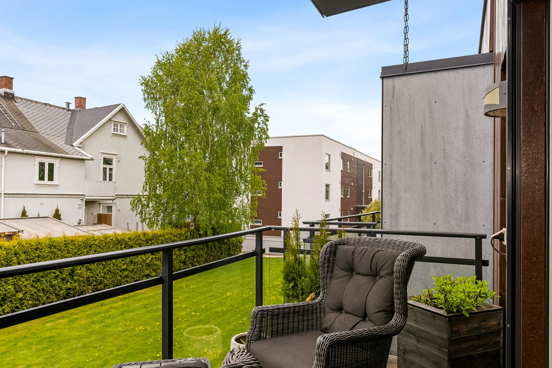 Fra stuen er det utgang til en vestvendt balkong med plass til utemøbler.. Bilde nummer 3 av 3