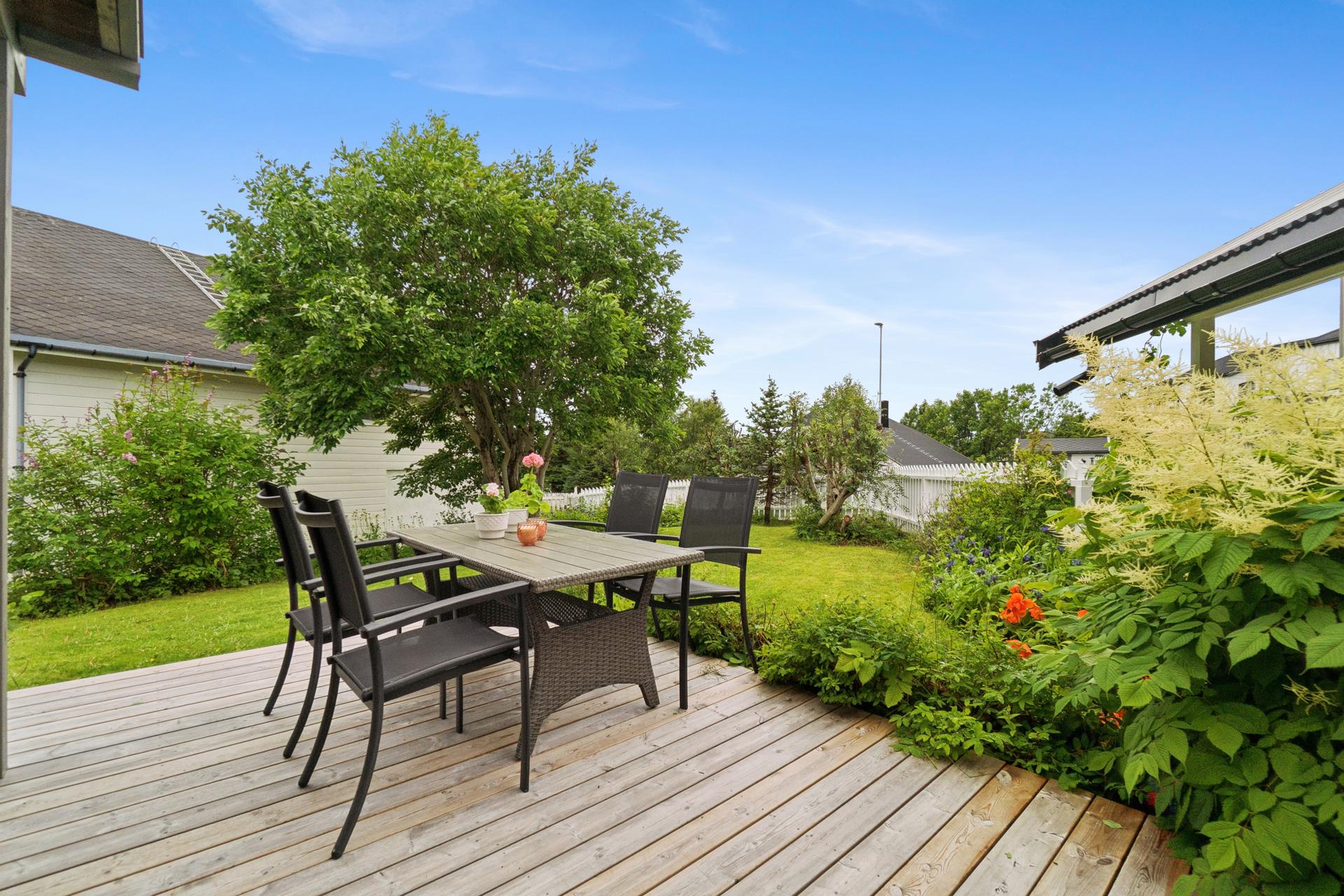 Store uteområder med en terrasse på 41 m² og en hage som inviterer til uteliv.. Bilde nummer 3 av 3