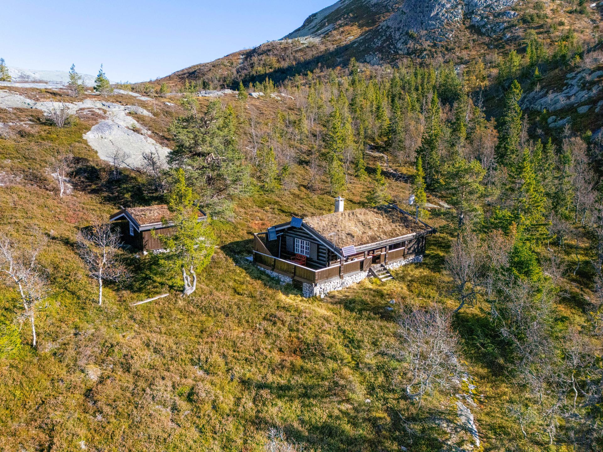 Sjarmerende og velholdt fjellhytte beliggende høyt og fritt ca. 929 moh på Grimås, Seljordsida av Lifjell.  . Bilde nummer 3 av 3