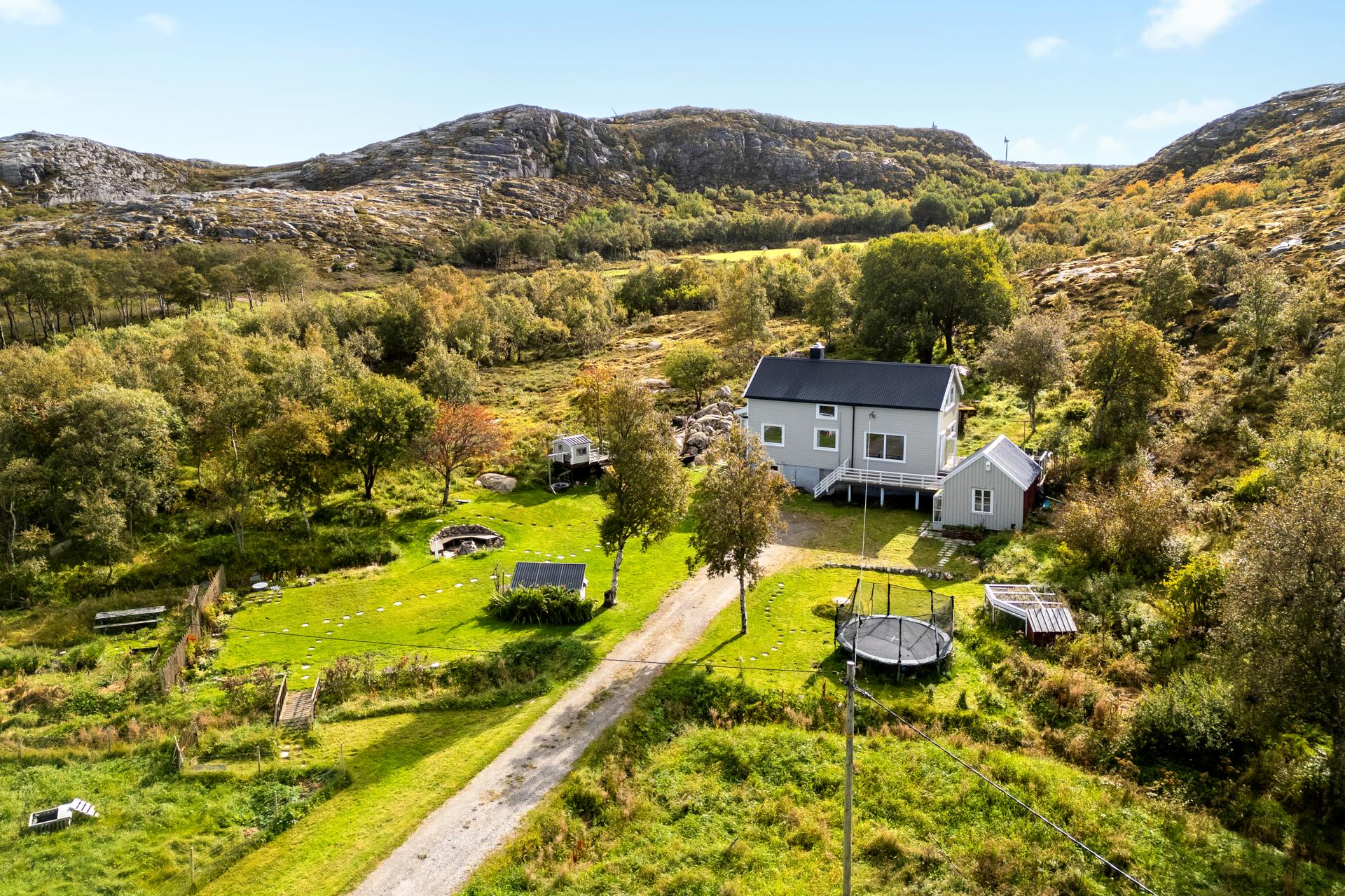 Velkommen til Fjukstadveien 126! Foto Jimmy Seo. Bilde nummer 1 av 3