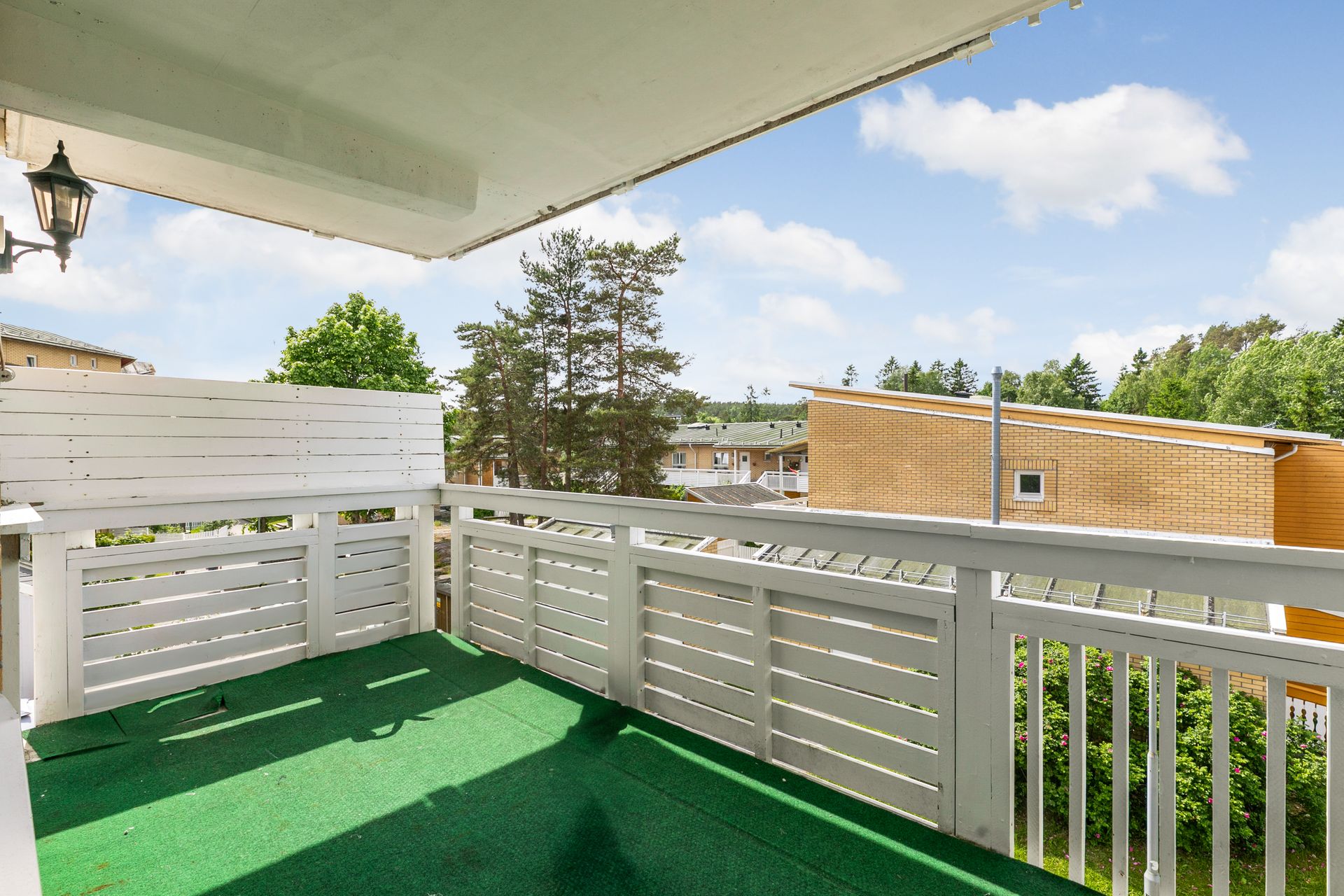 Balkongen på 9 m² gir god plass til en sittegruppe og vender ut mot rolige fellesarealer.. Bilde nummer 3 av 3