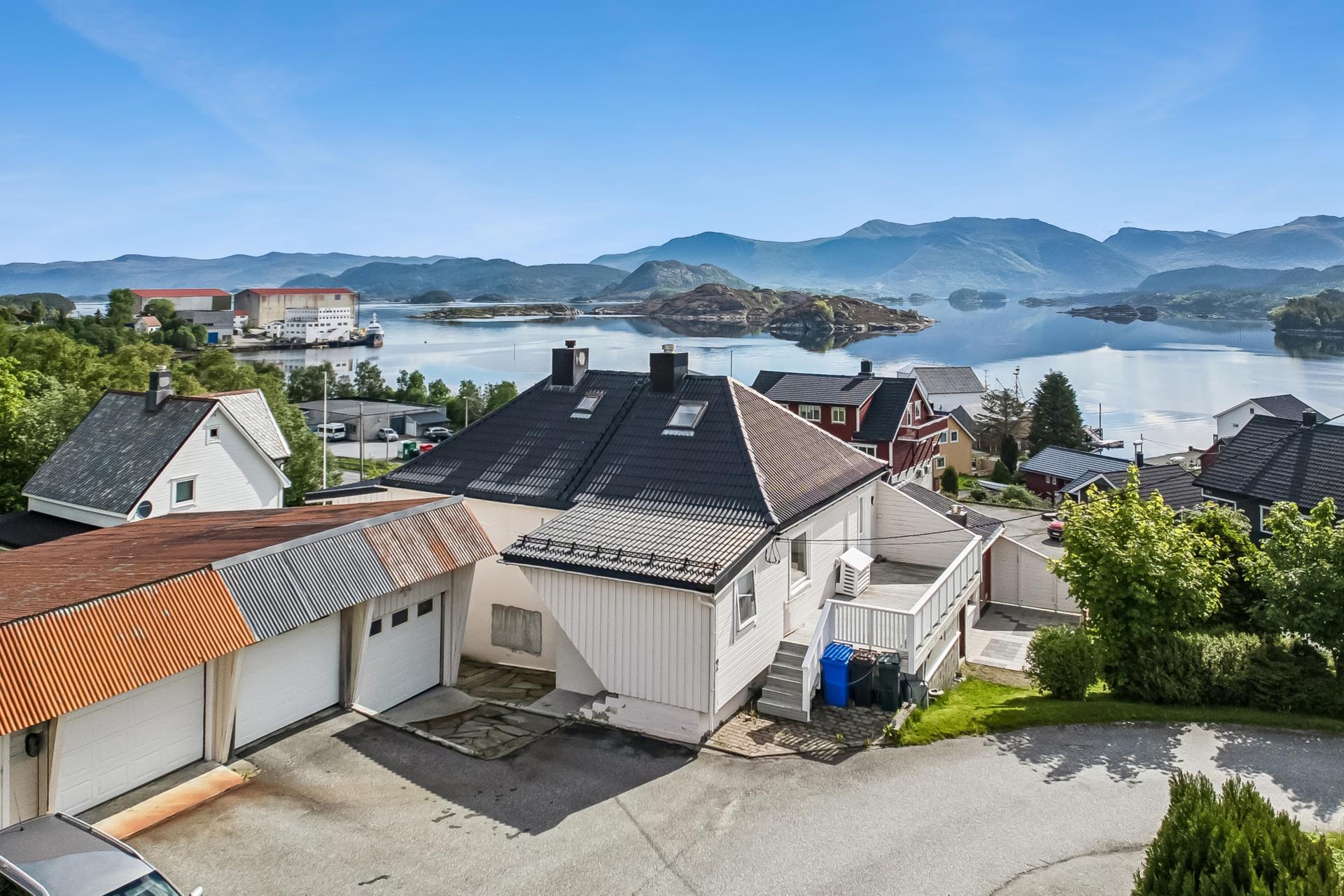 - Eiendommen ligger sentralt på Tjørvåg og har en fantastisk utsikt, se naturen i bakgrunnen -. Bilde nummer 3 av 3