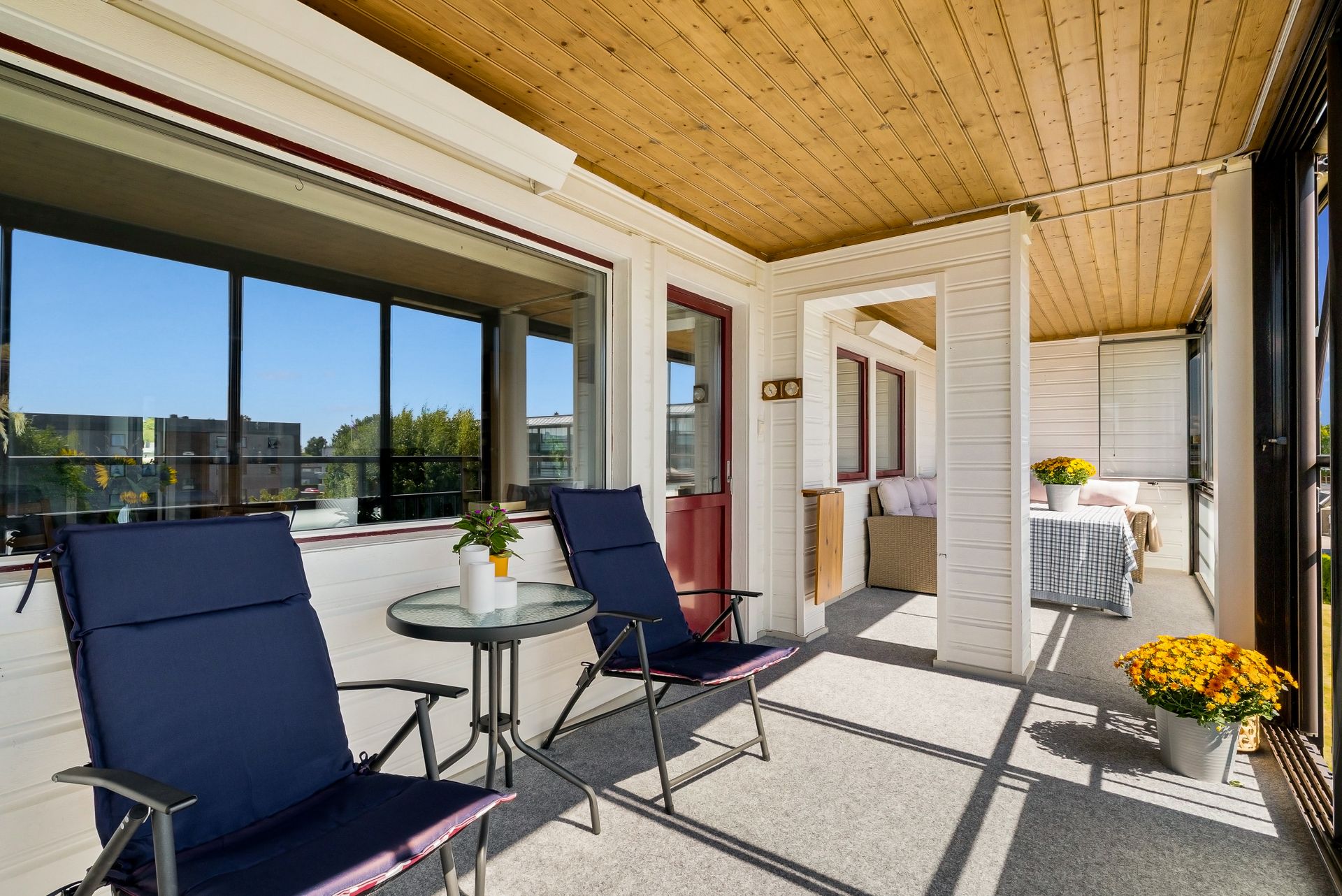 Den meget store, innglassede balkongen på over 19 m² utvider stuen og gir et ekstra rom store deler av året.. Bilde nummer 2 av 3
