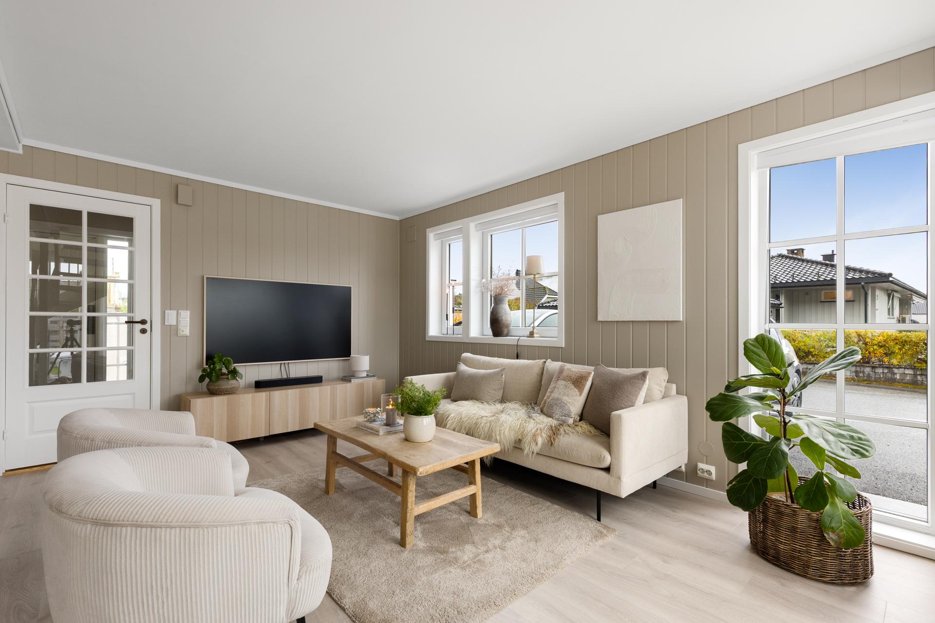 Store deler av boligen har laminat og parkett på gulv, samt panelplater på vegger. Hele 1. etasje har deilige varmekabler i gulv. Boligen har fiber fra Altibox. . Bilde nummer 3 av 3