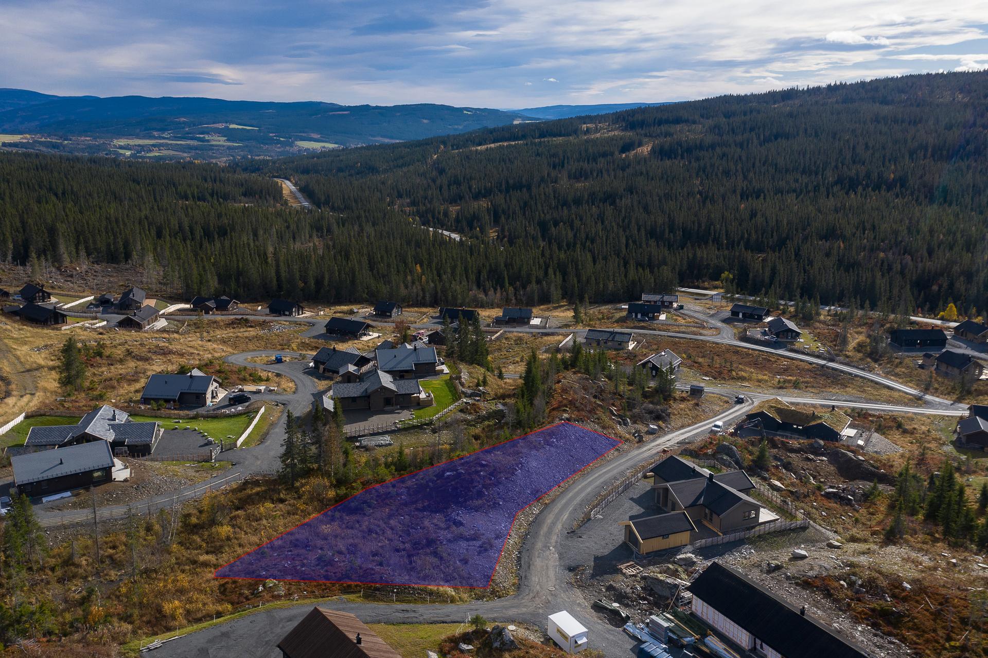 Pen tomt beliggende på en høyde med gode sol- og utsiktsforhold. Bilde nummer 1 av 3
